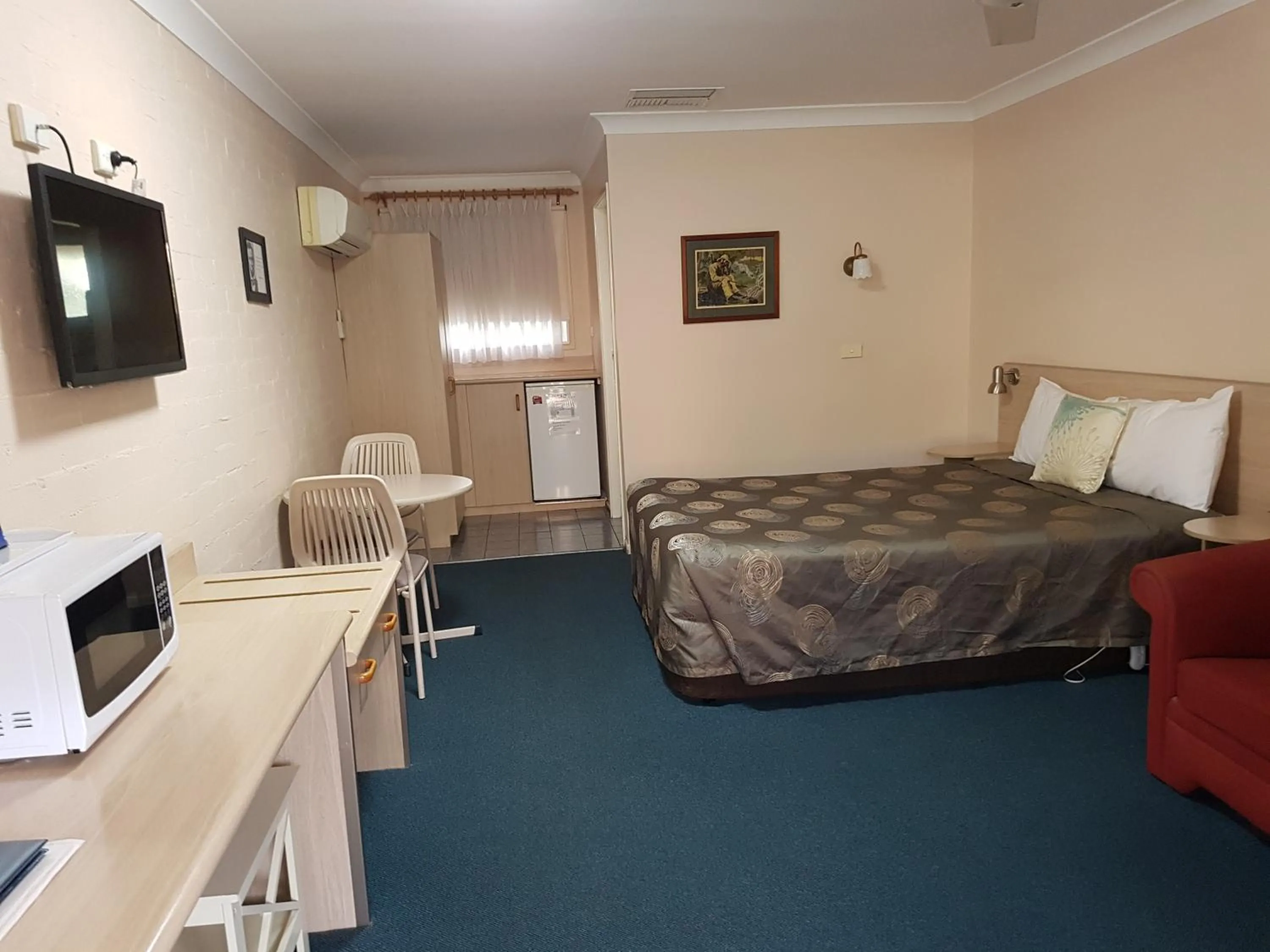 Bed in Abraham Lincoln Motel