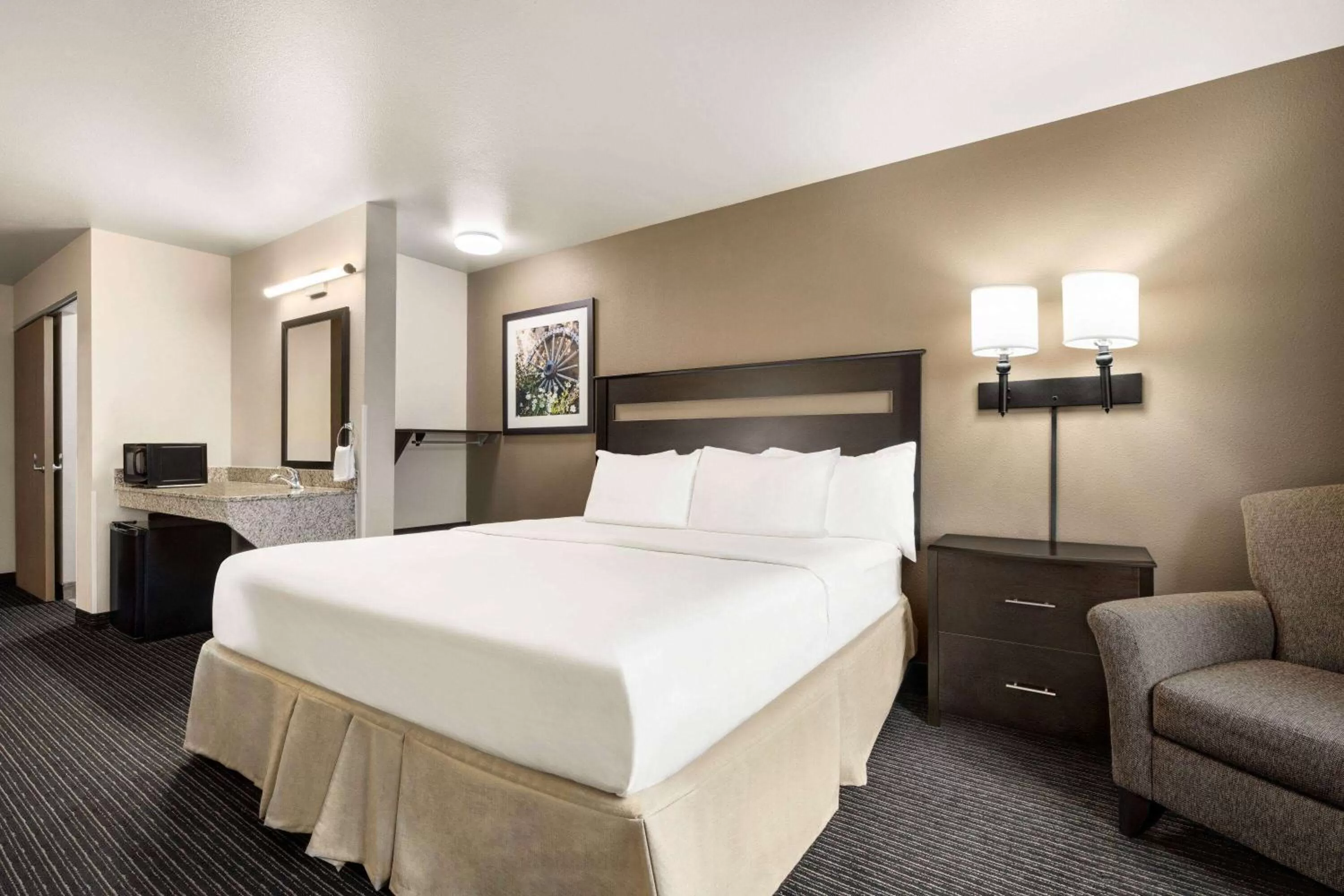 Photo of the whole room, Bed in Baymont by Wyndham Hearne