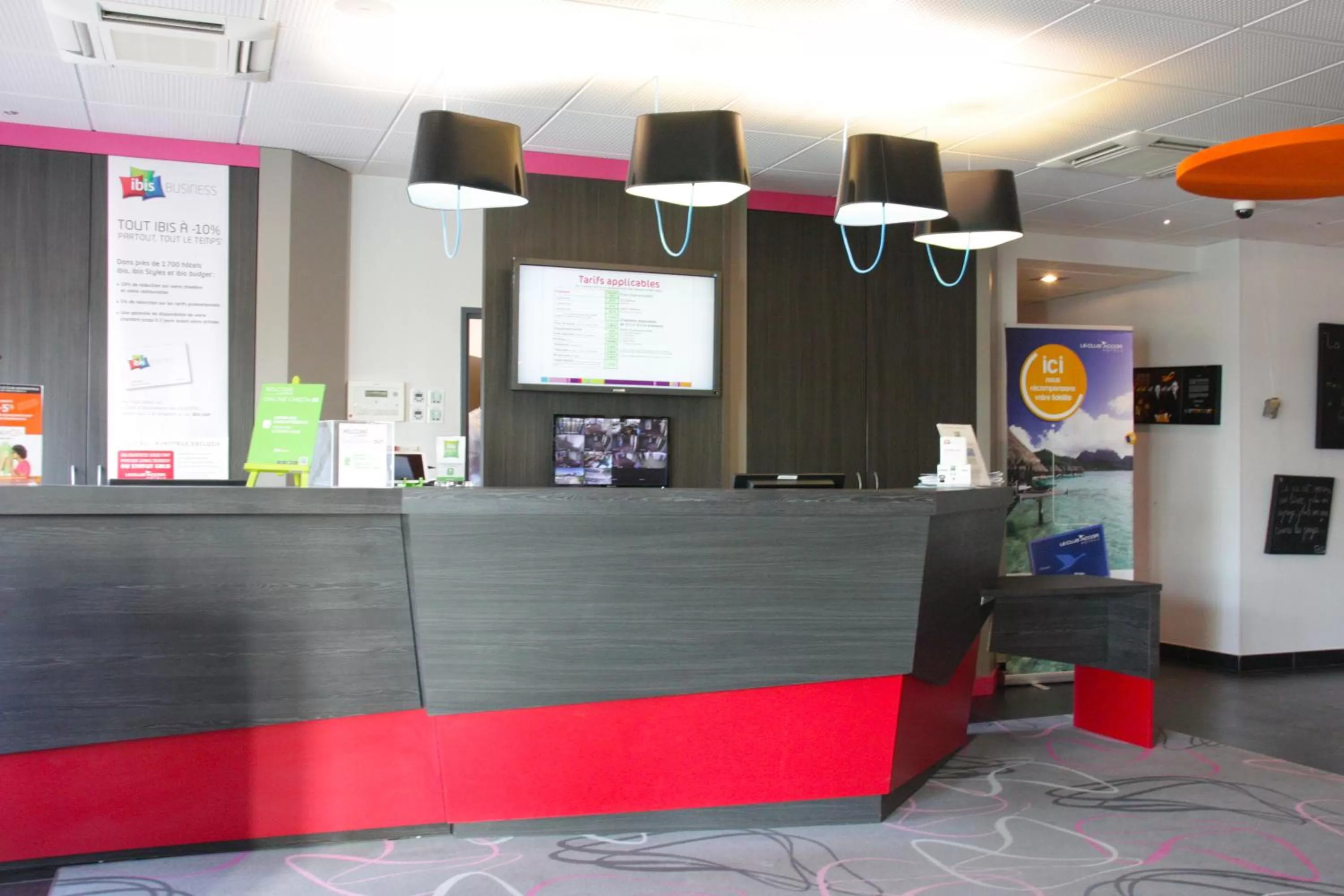 Lobby or reception in ibis Styles Romans-Valence Gare TGV