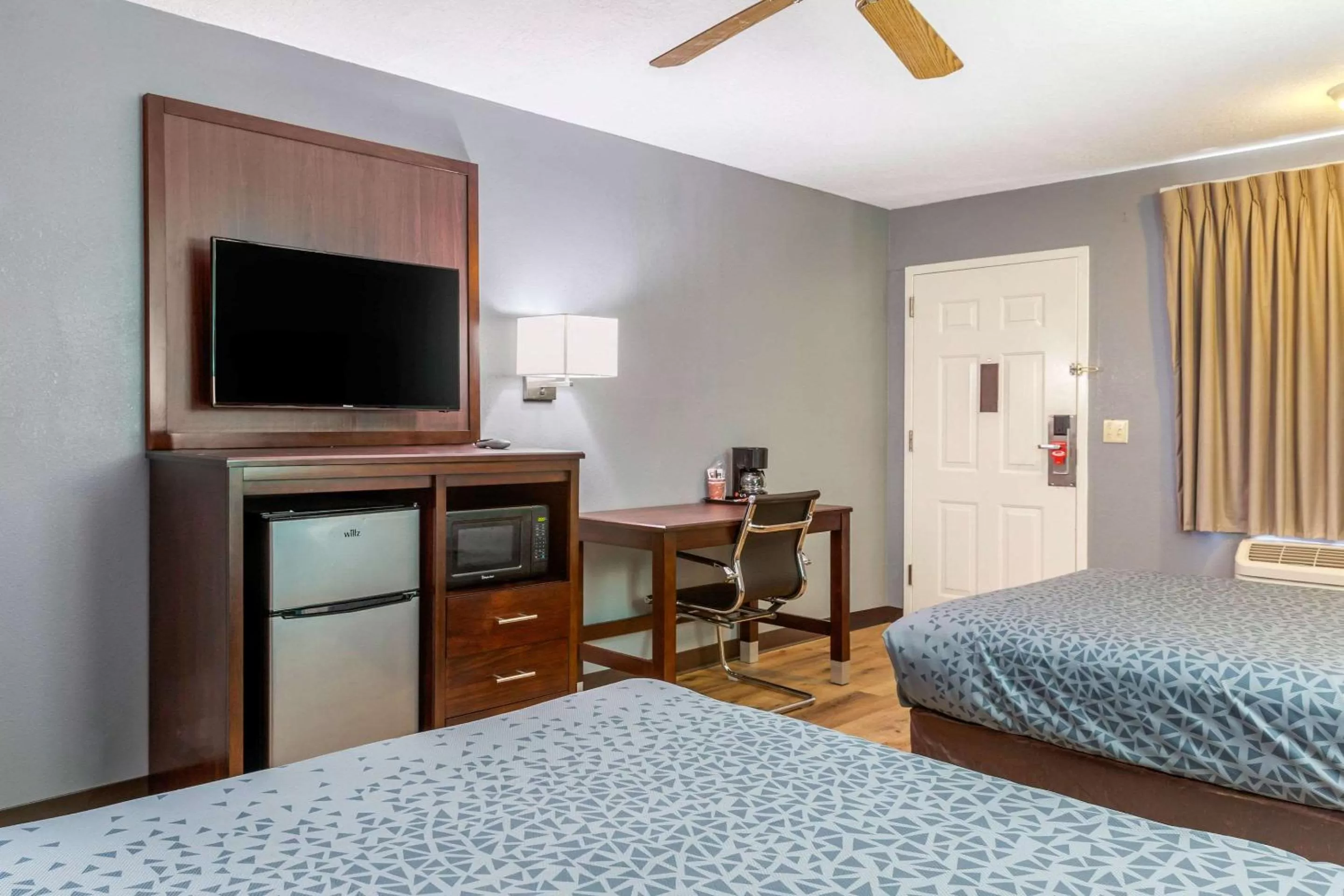 Photo of the whole room, Bed in Econo Lodge West - Coors Blvd