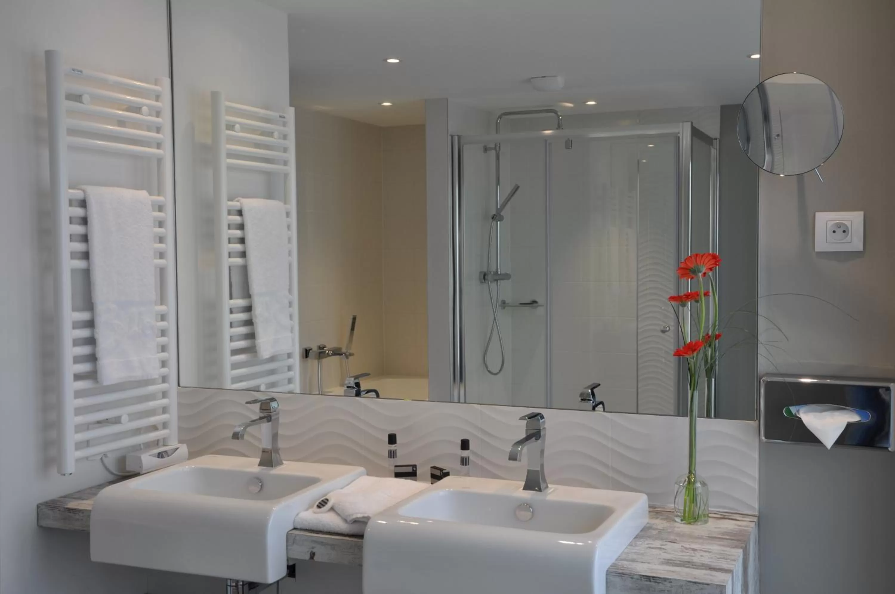 Bathroom in Les 3 Lieux - Hôtel, Restaurant, Espace sensoriel