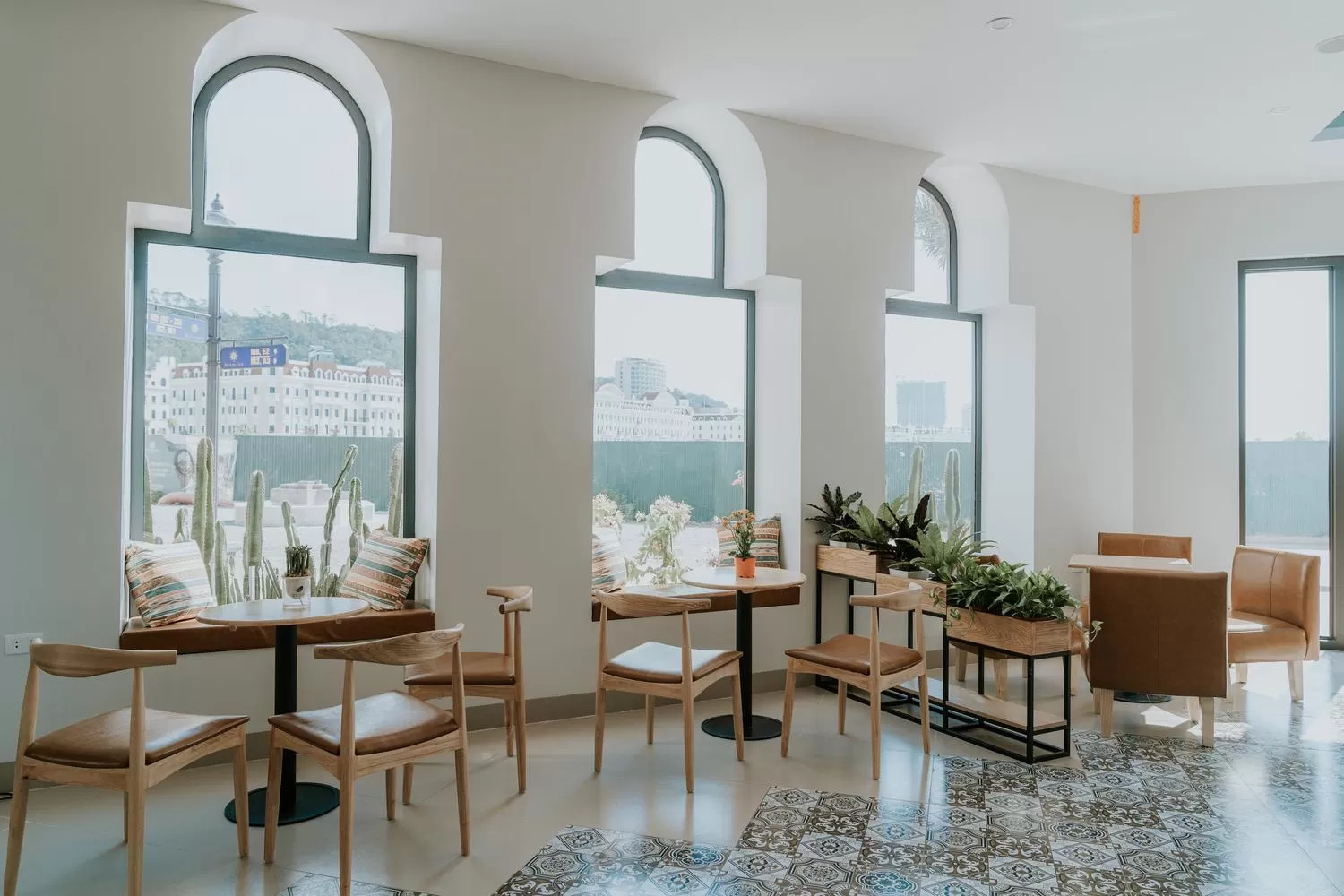 Communal lounge/ TV room in Le Cactus Hotel Ha Long