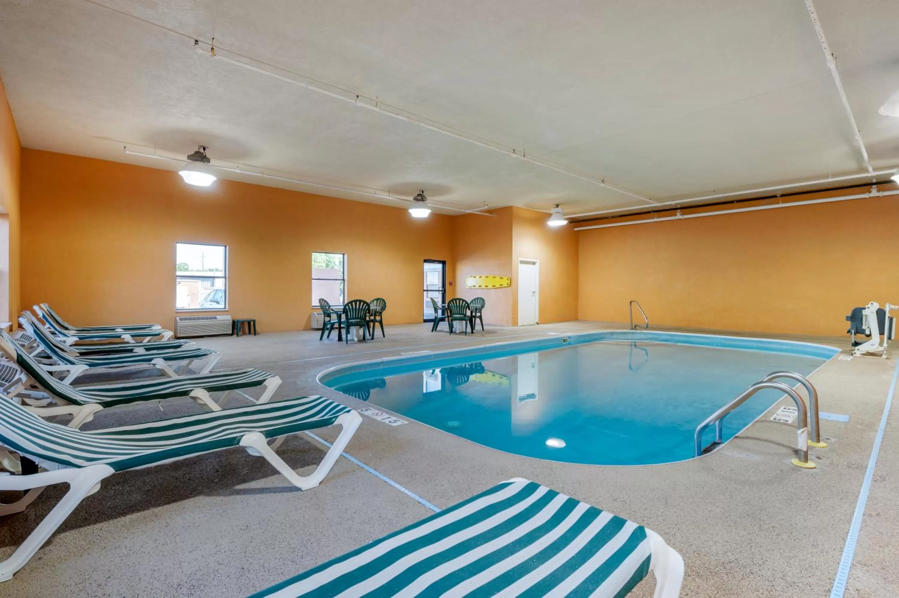 Swimming pool in Comfort Inn & Suites Cincinnati Eastgate