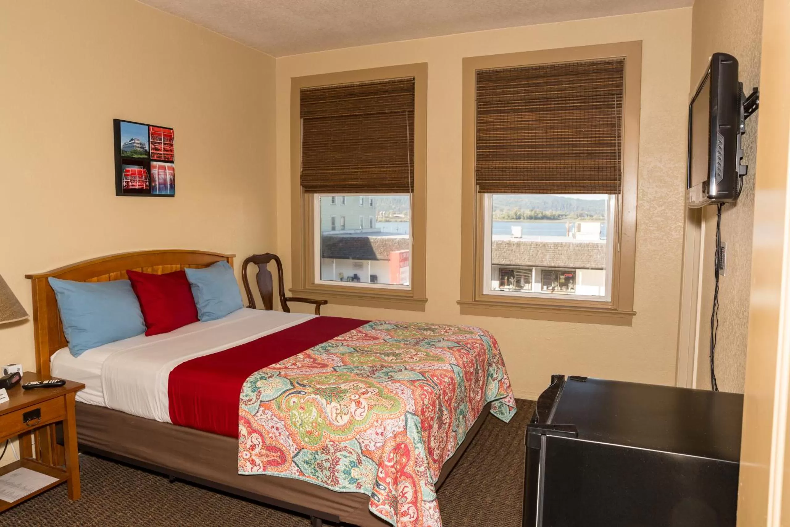 Bedroom in Hotel Cathlamet