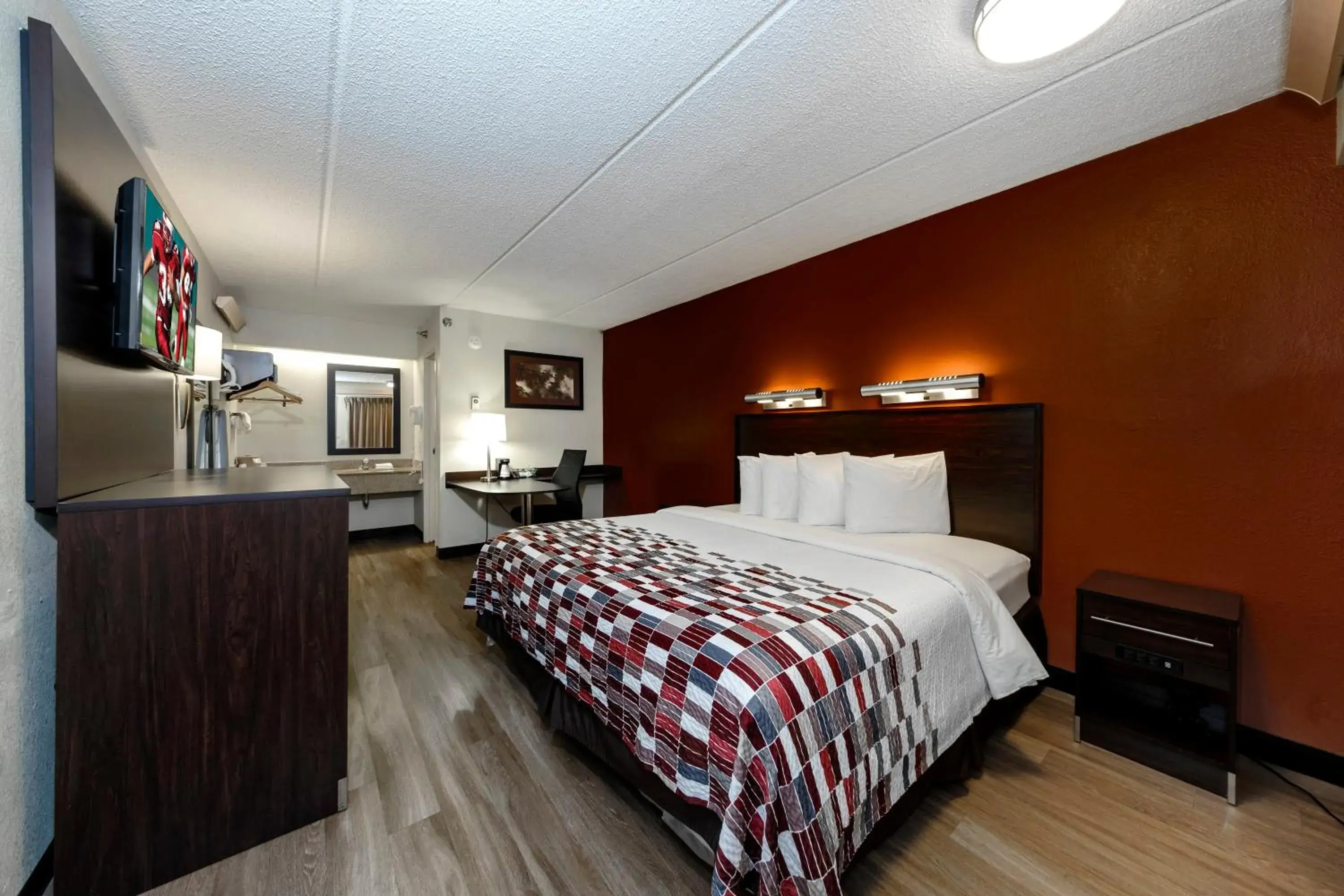 Superior King Room Non-Smoking in Red Roof Inn Tampa - Brandon Superior King Room Non-Smoking in Red Roof Inn Tampa - Brandon