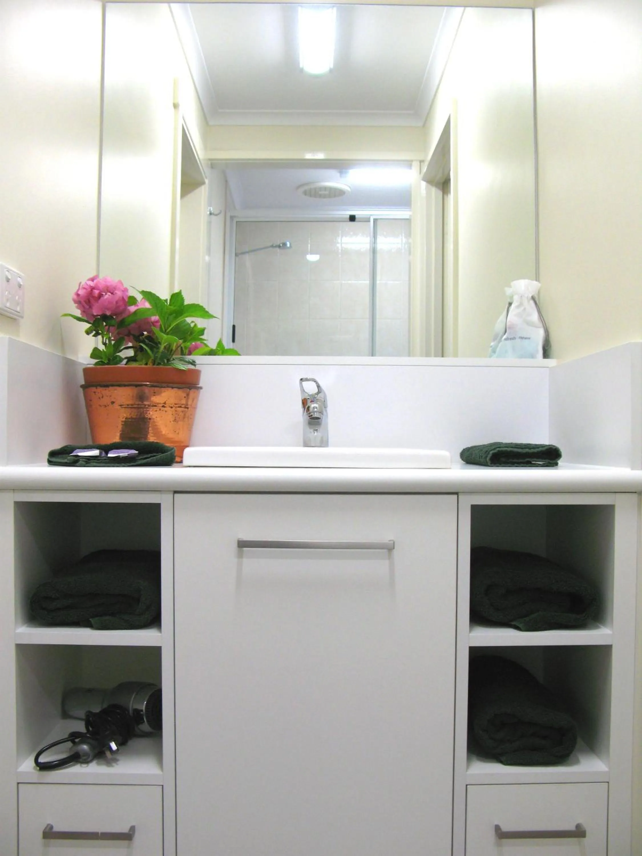 Bathroom in Barclay Motor Inn