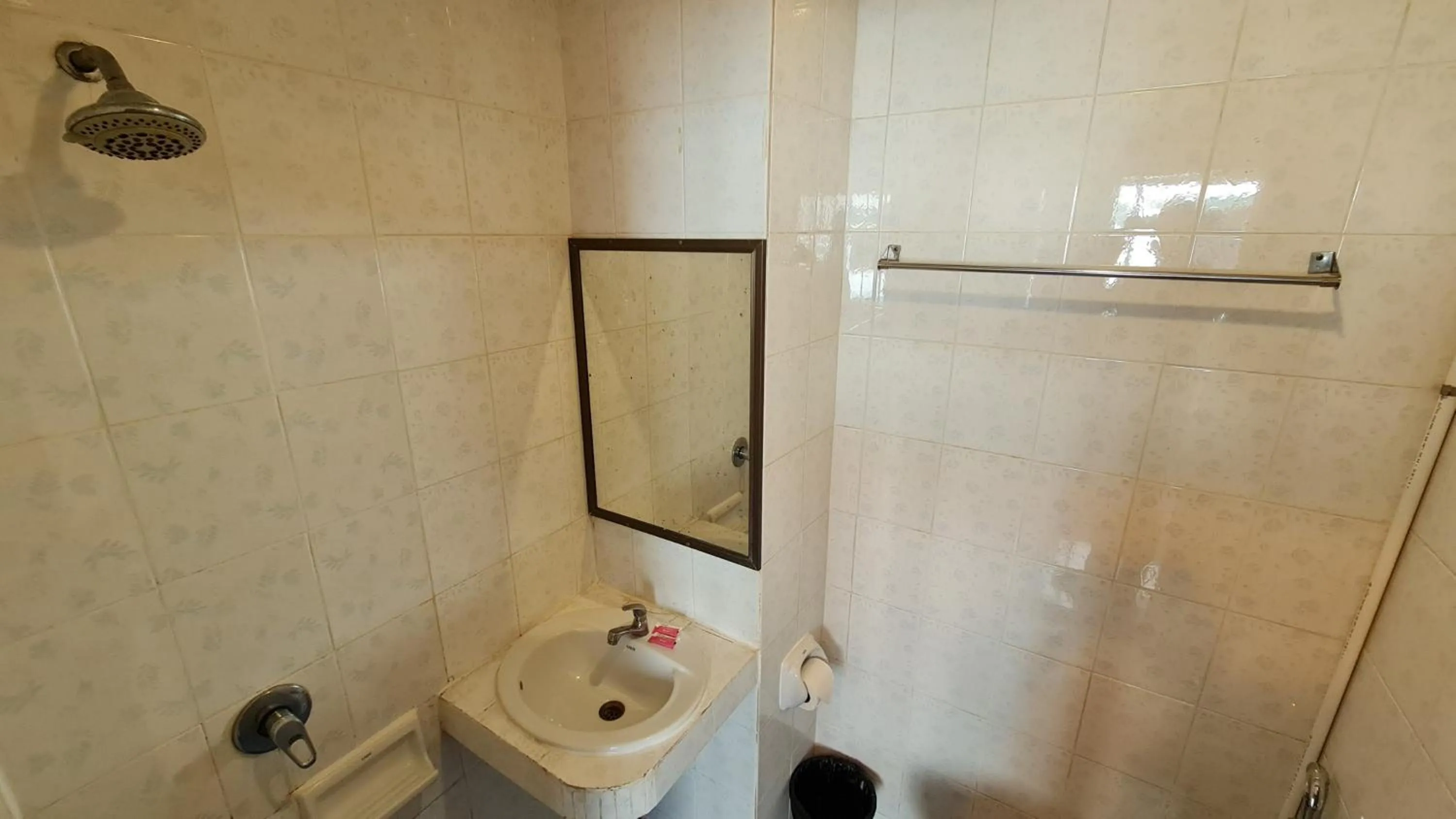 Bathroom in Vech Guesthouse Patong