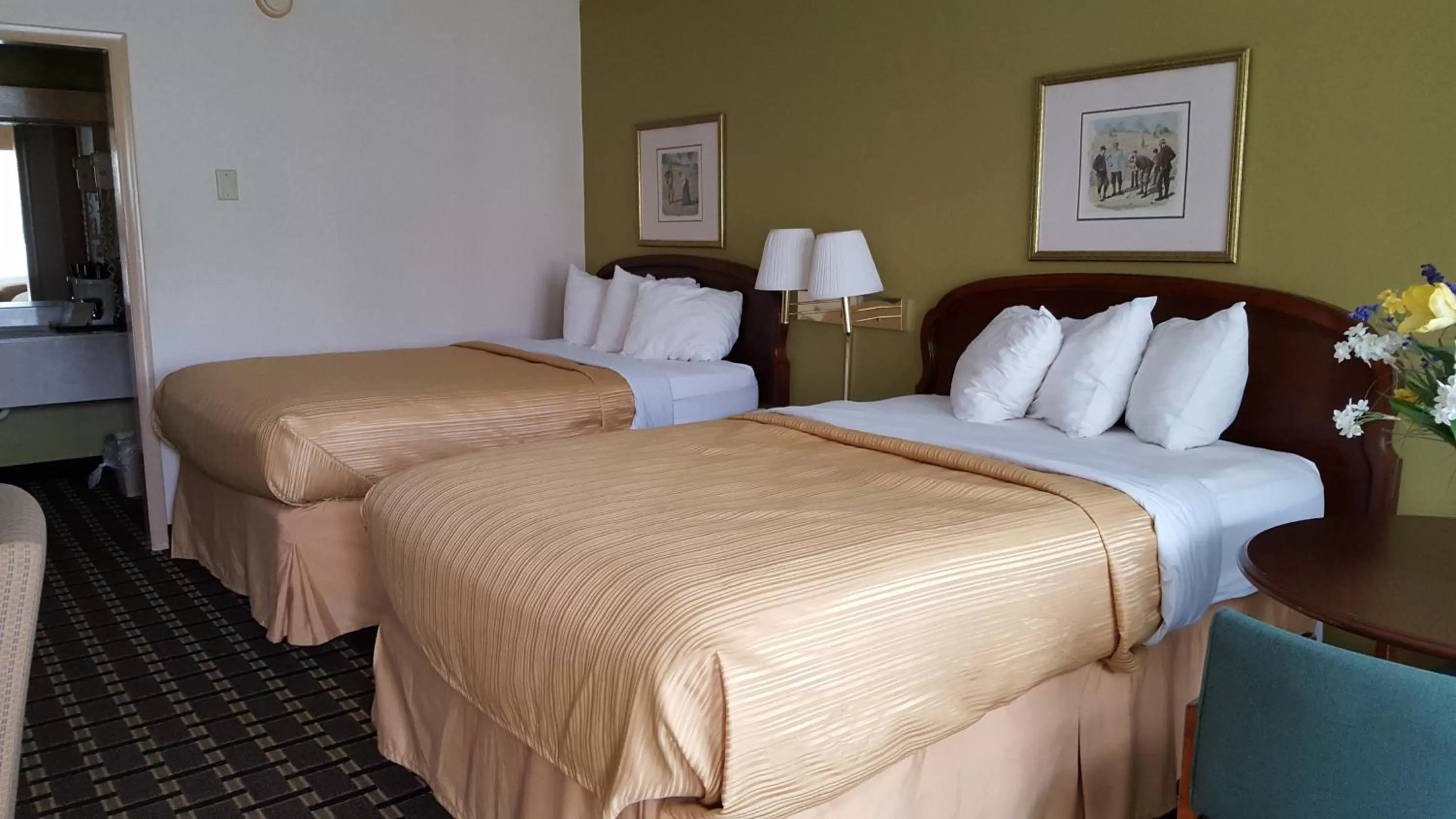 Bed in Clarion Inn Southern Pines - Pinehurst