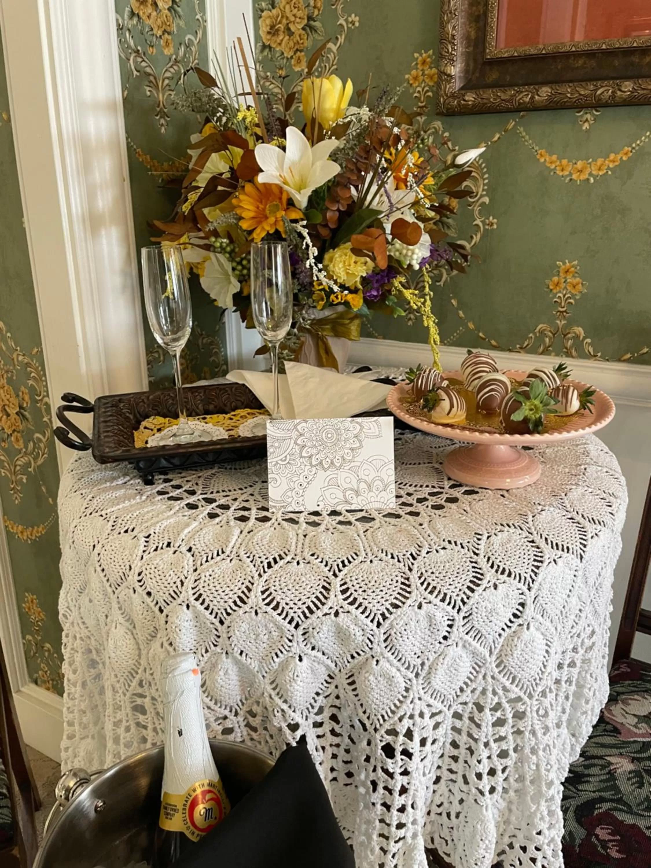 Food and drinks in Heber Senator Bed and Breakfast