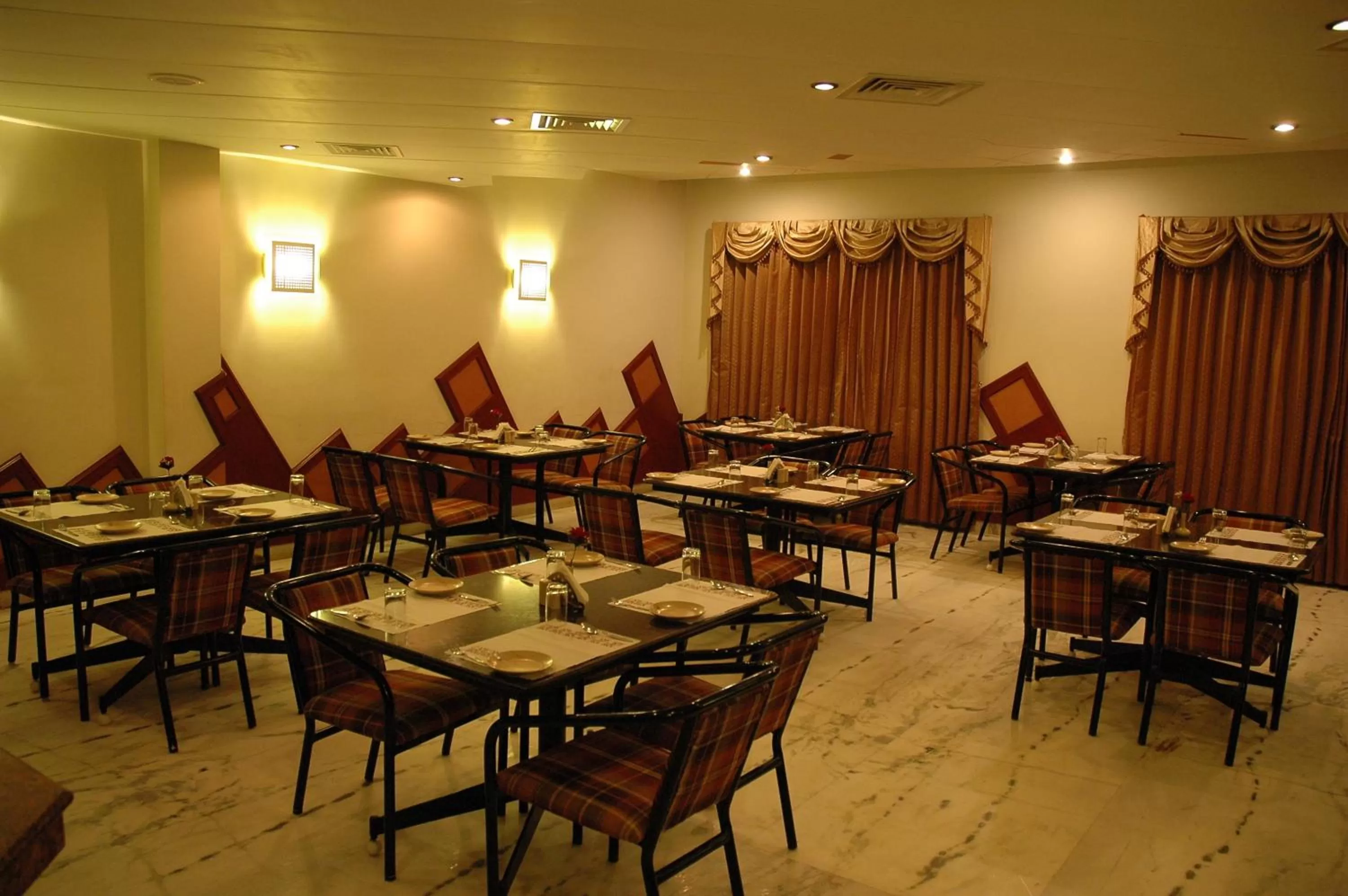 Restaurant/places to eat in Hotel Gnanam