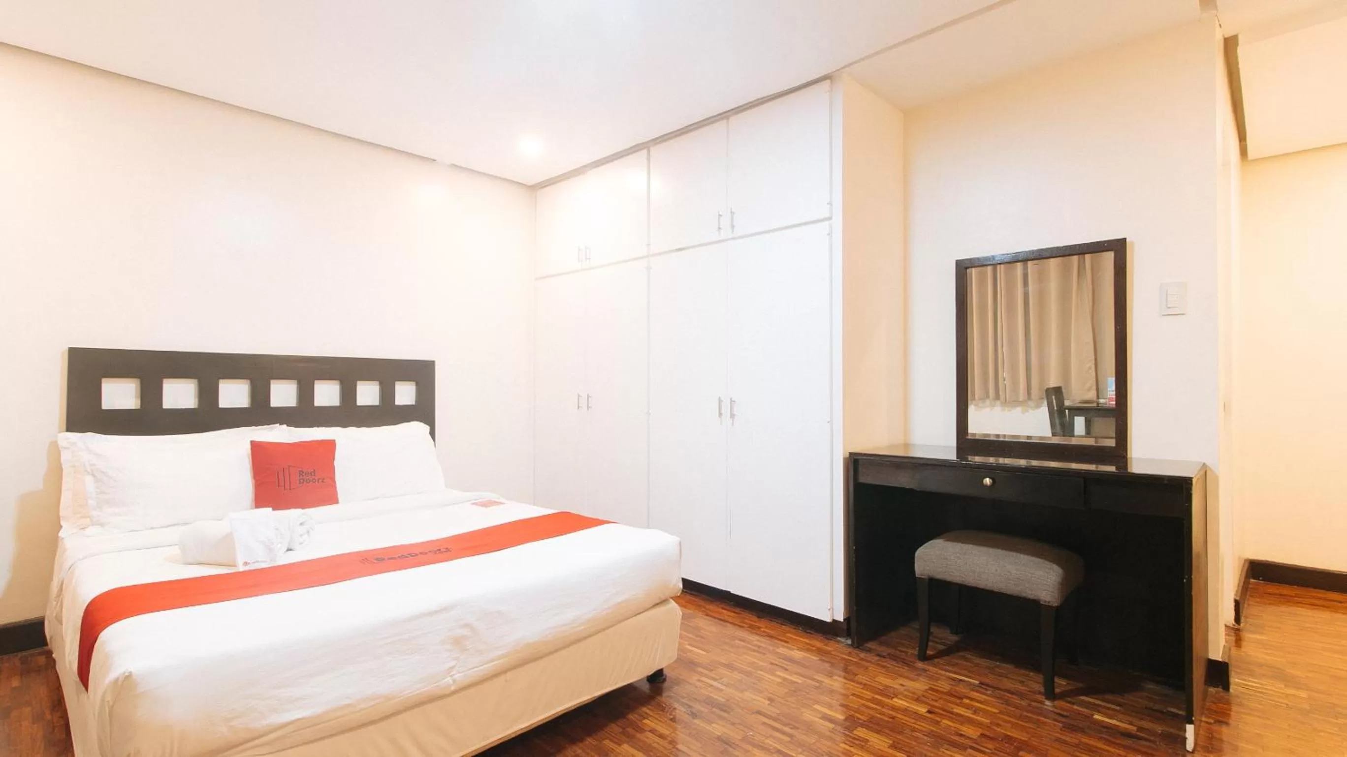 Bed in RedDoorz Premium near Greenbelt Makati - Vaccinated Staff