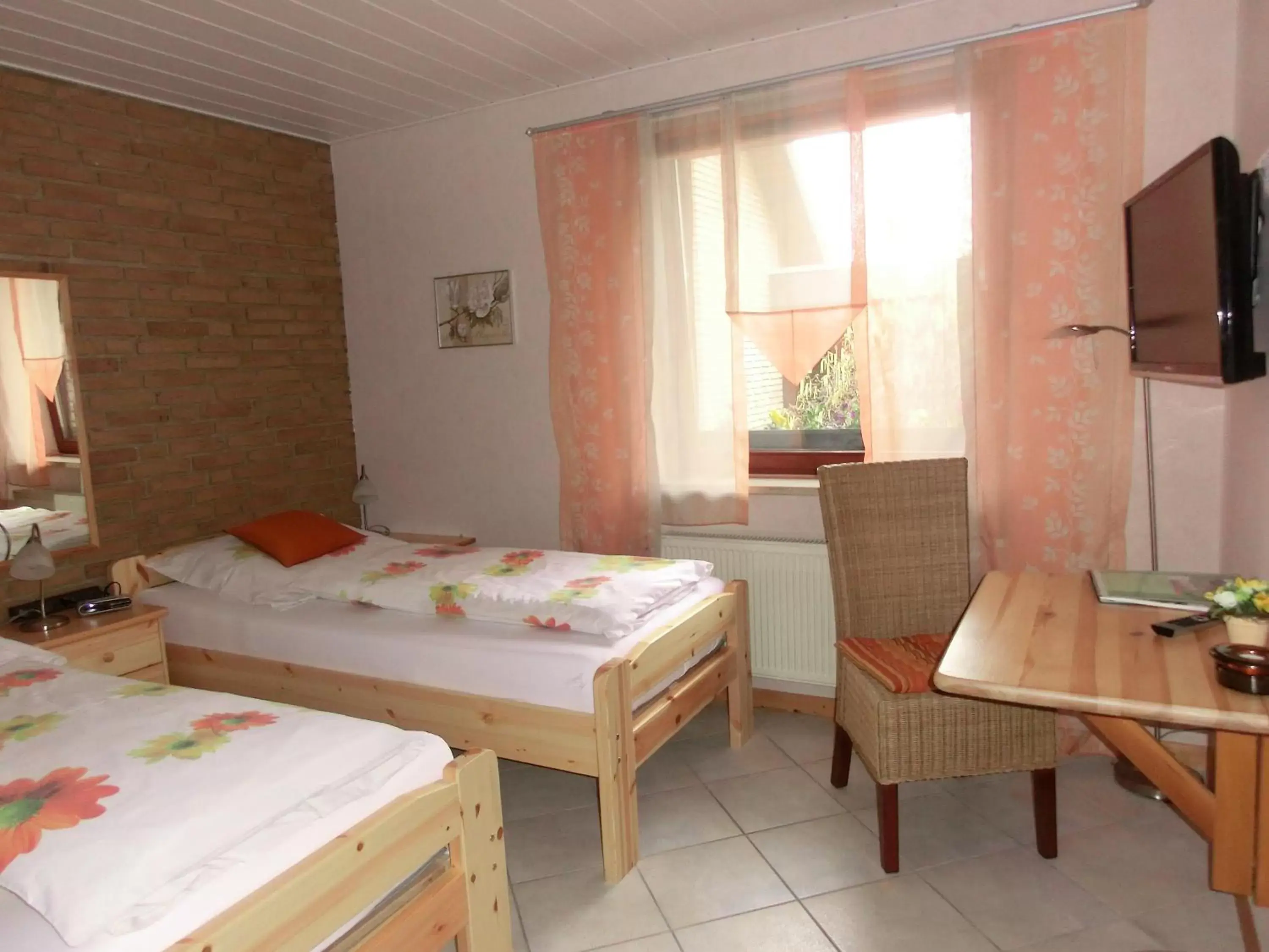 Double Room with Private Bathroom in Ullas Gästehaus Double Room with Private Bathroom in Ullas Gästehaus