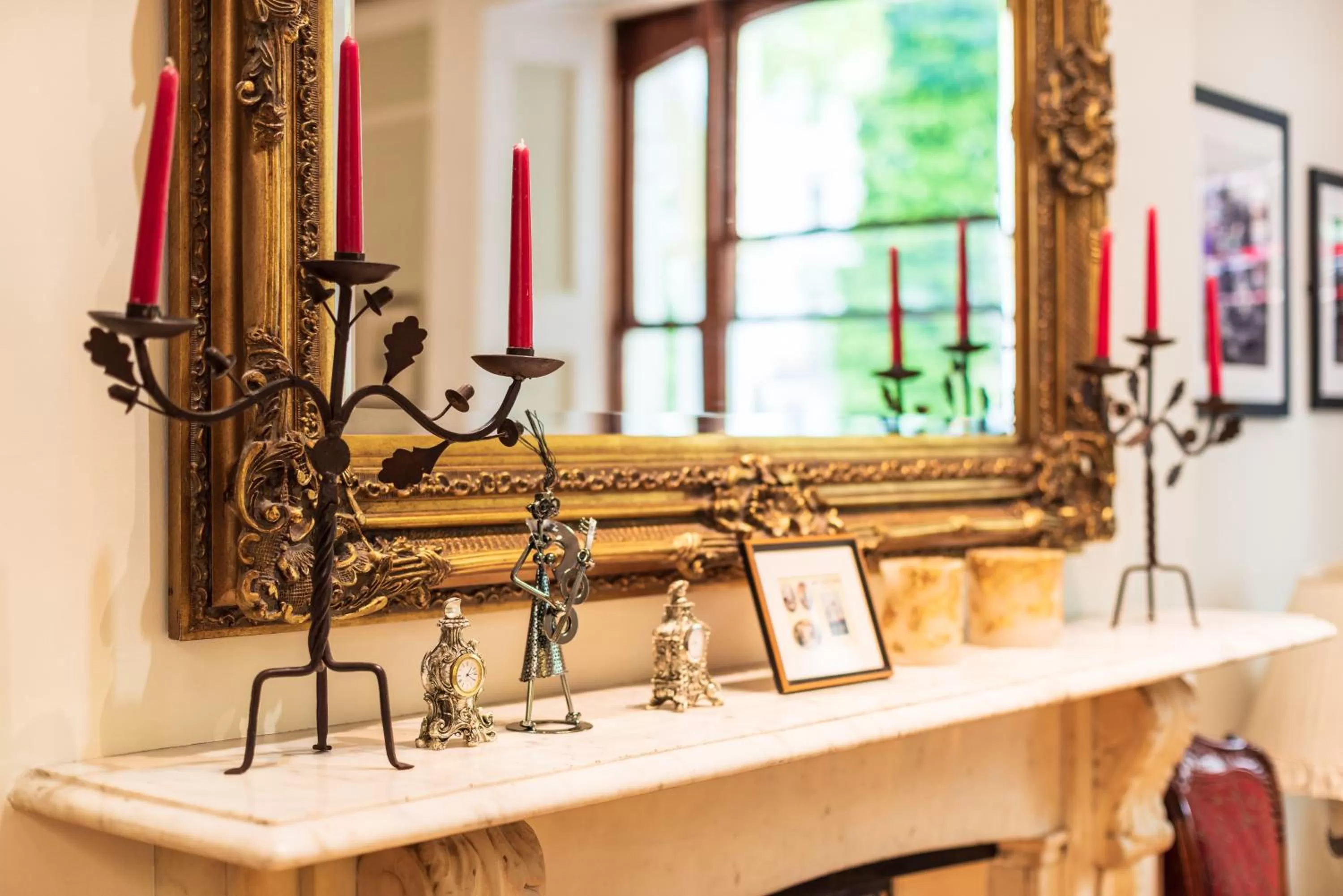 Communal lounge/ TV room in Shakespeare Hotel