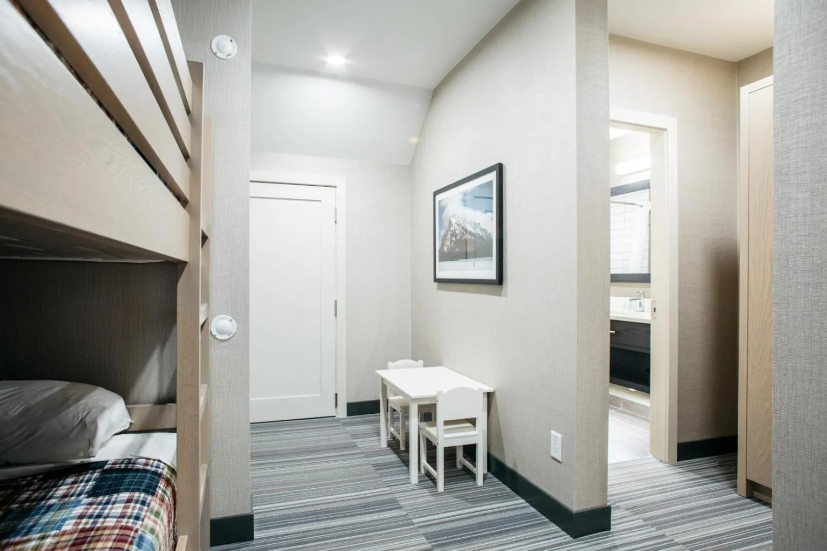 bunk bed, Bed in Mountaineer Lodge