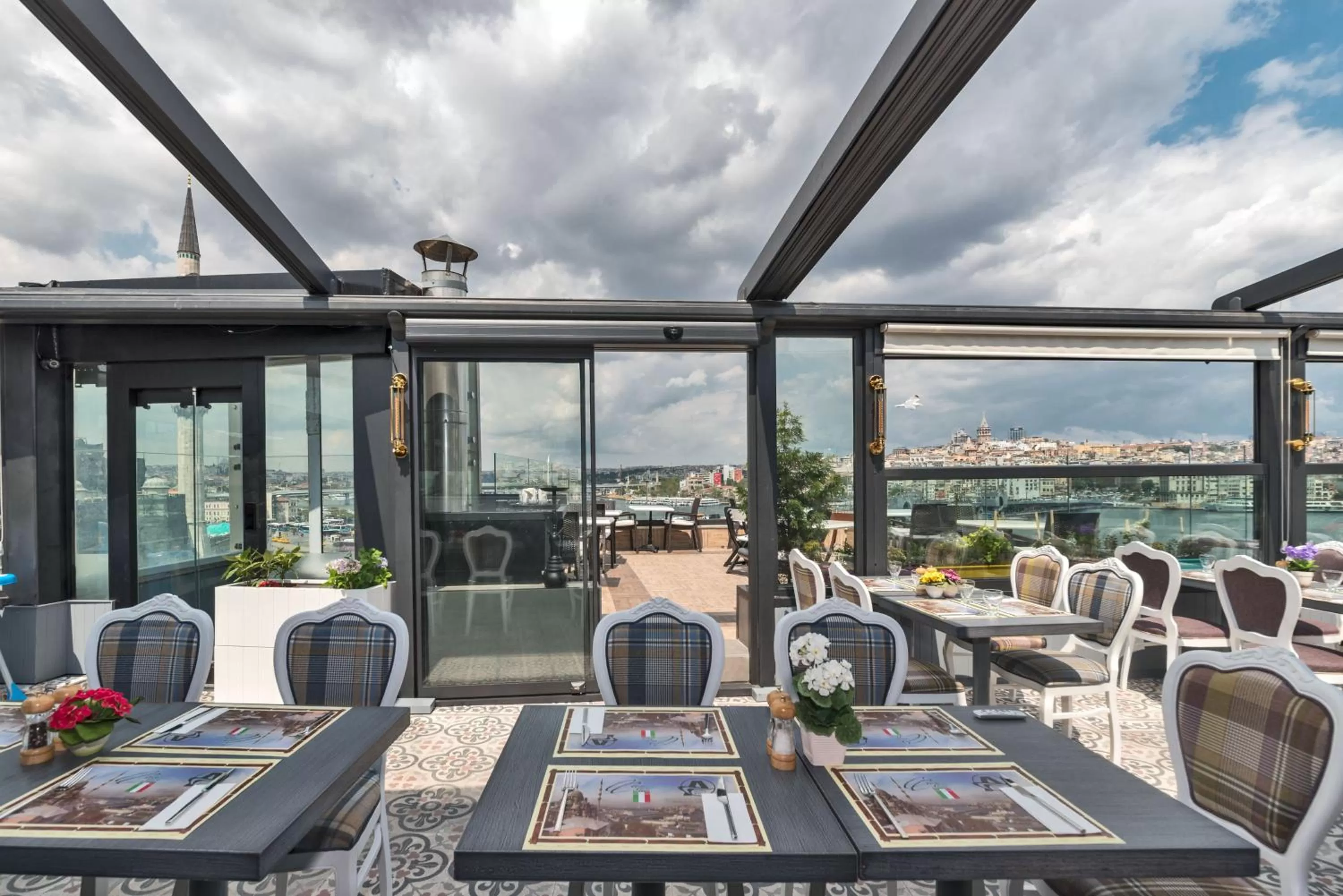 Coffee/tea facilities in Alpek Hotel