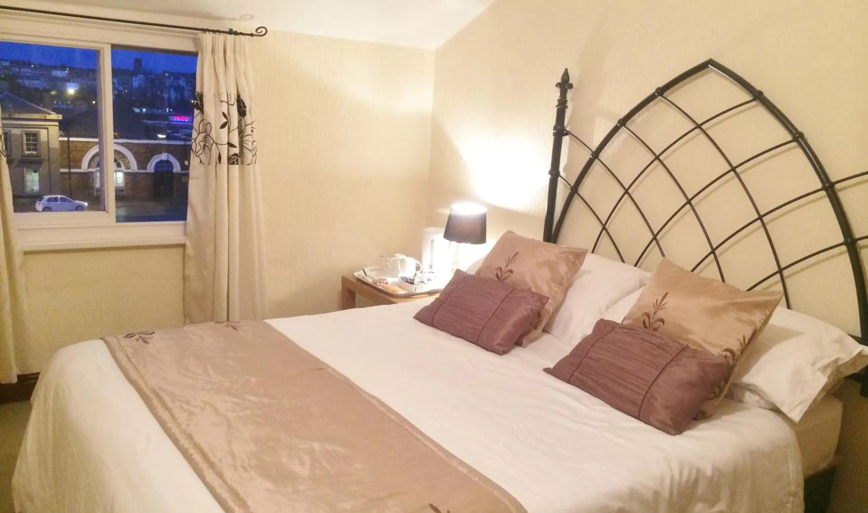 Photo of the whole room, Bed in Admiral Guest House