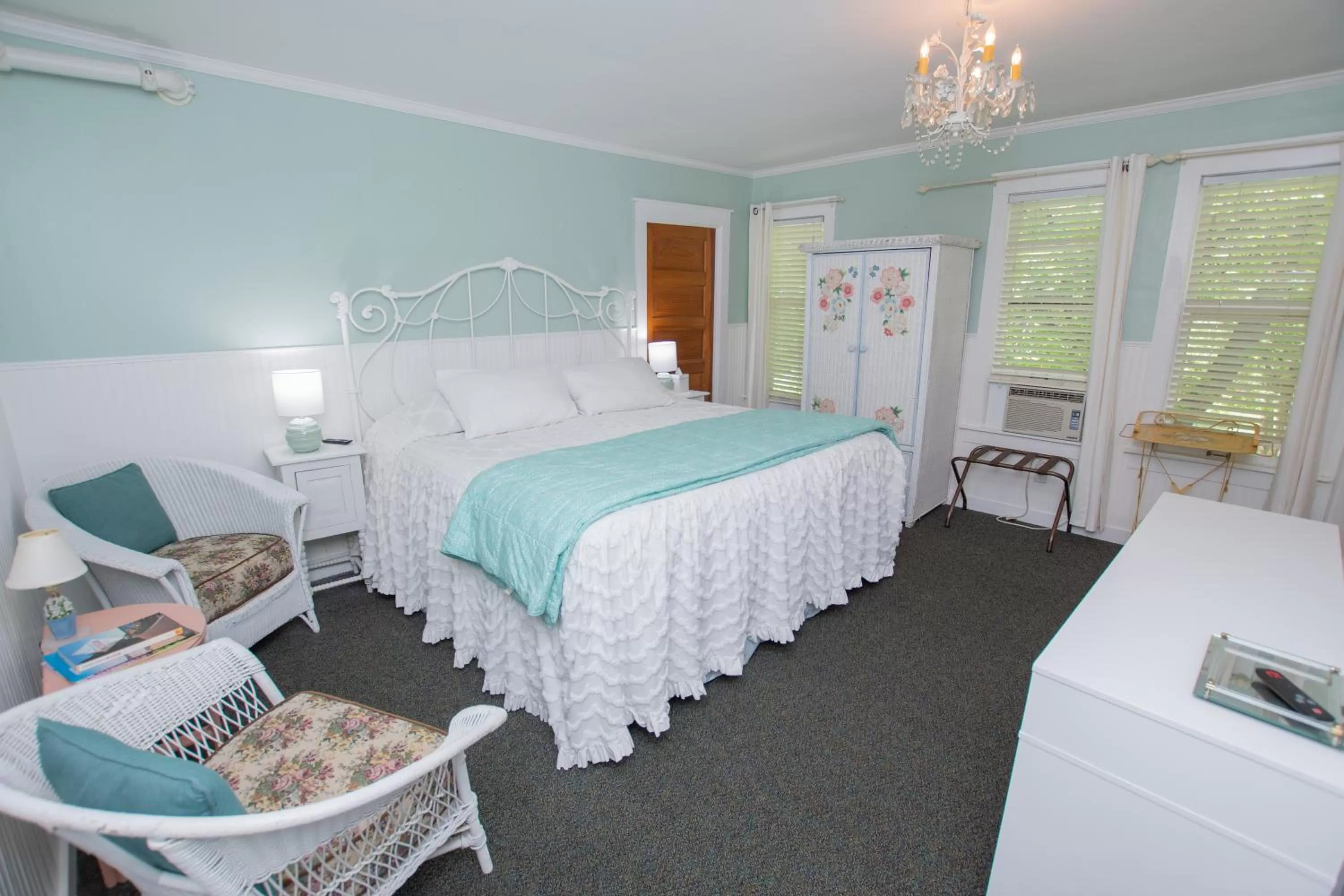 Bed in Terrace Inn and 1911 Restaurant