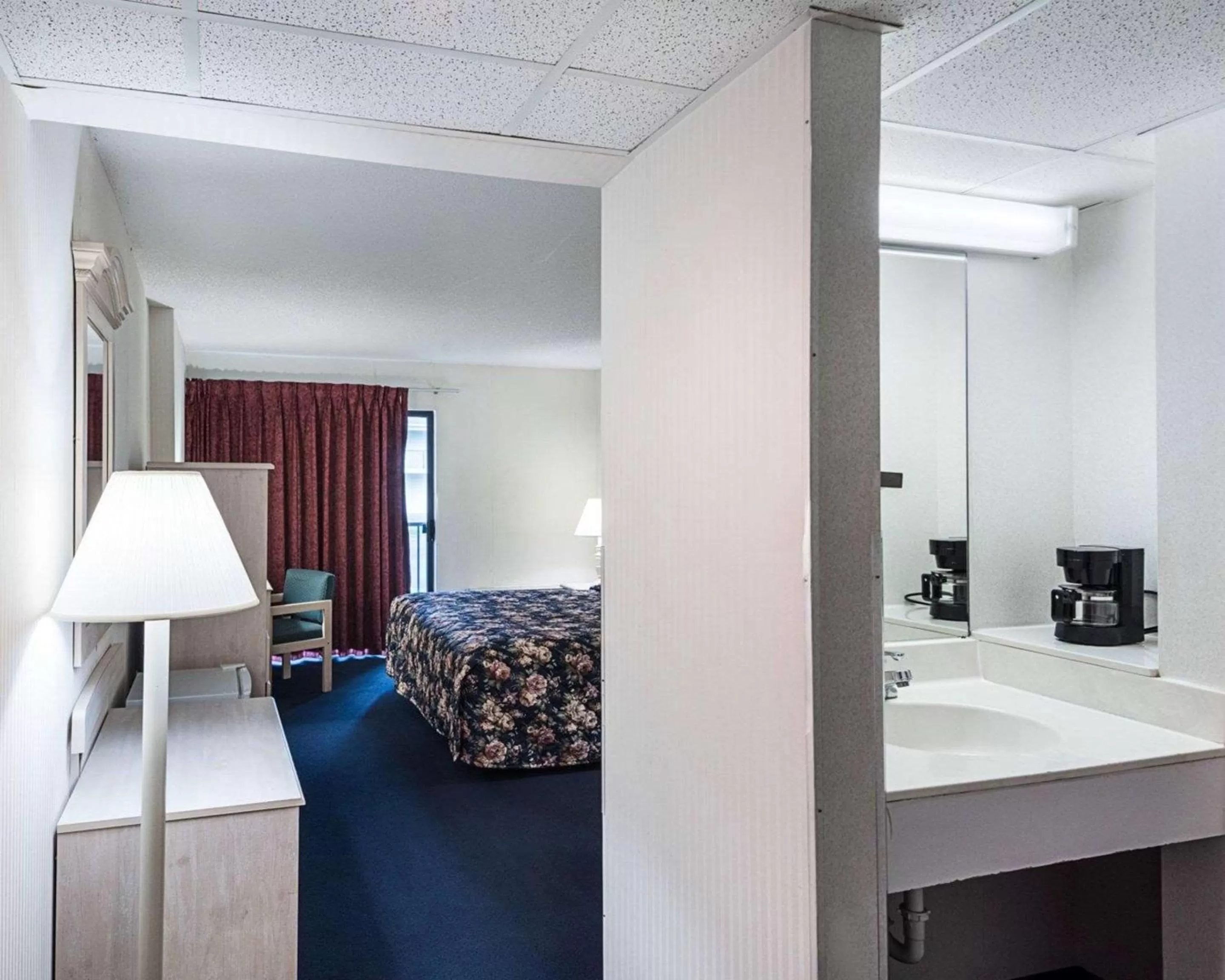 Photo of the whole room, Bed in Econo Lodge Inn & Suites Rehoboth Beach