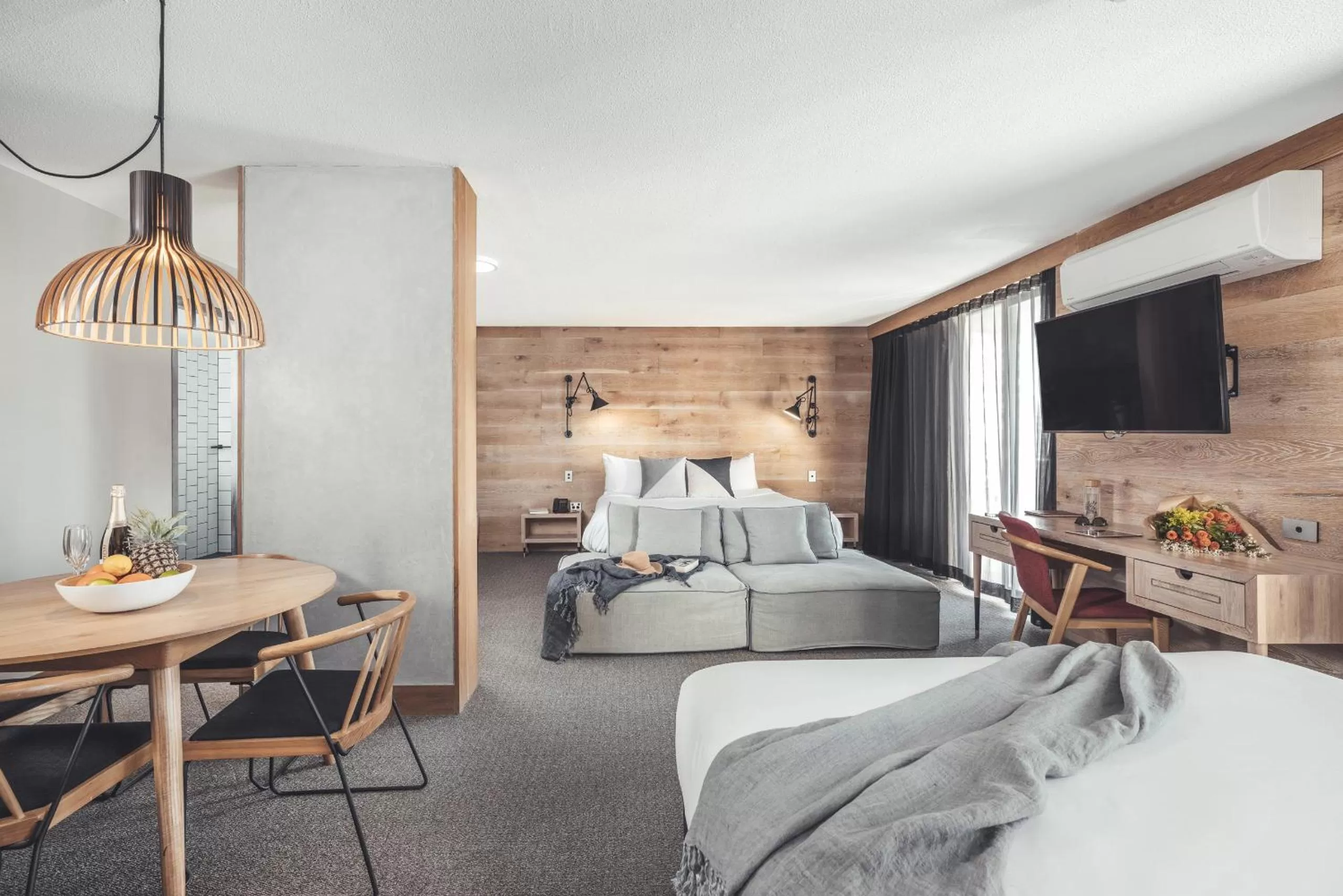 Dining area, Bed in The Island Gold Coast