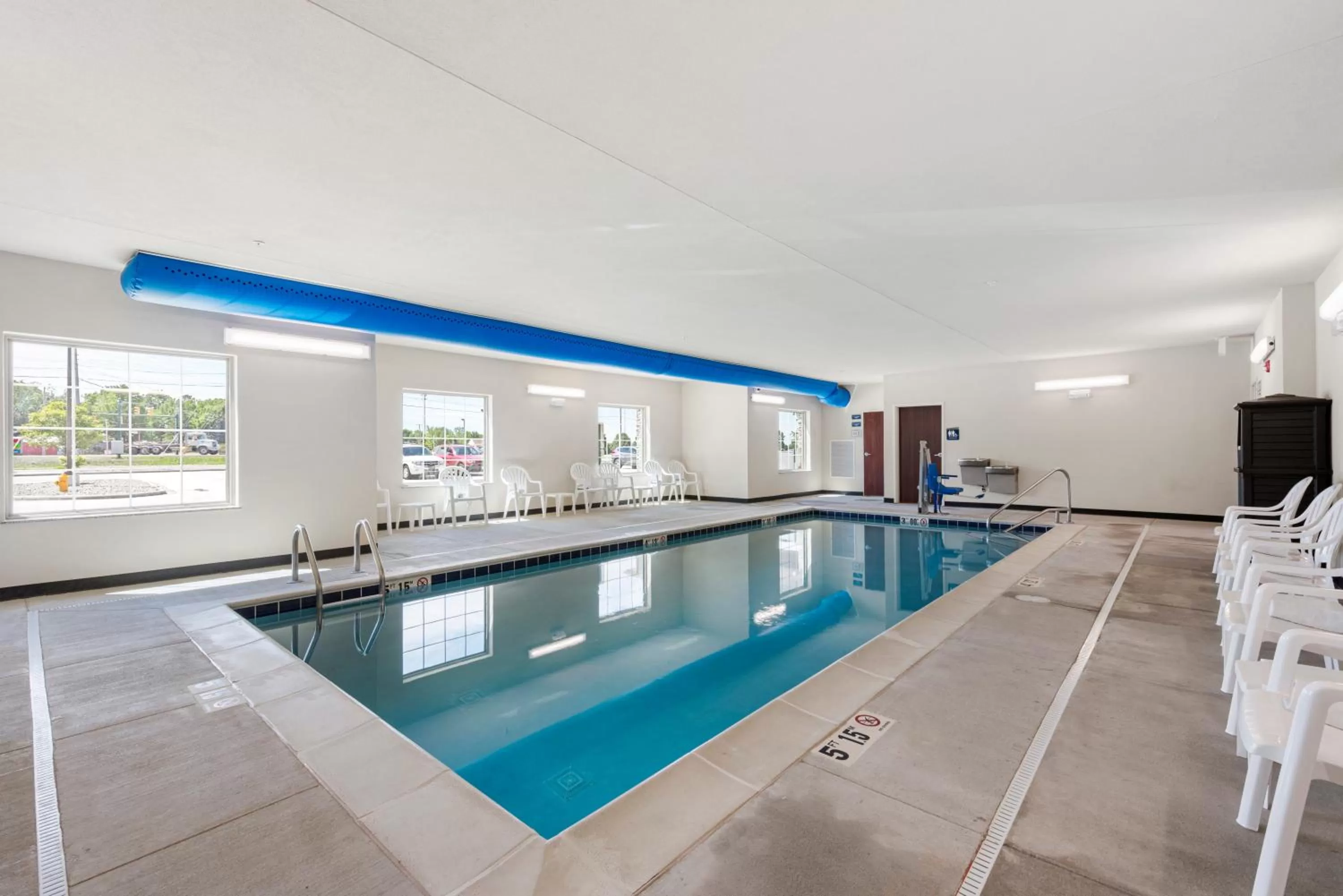 Swimming pool in Cobblestone Hotel & Suites - Urbana