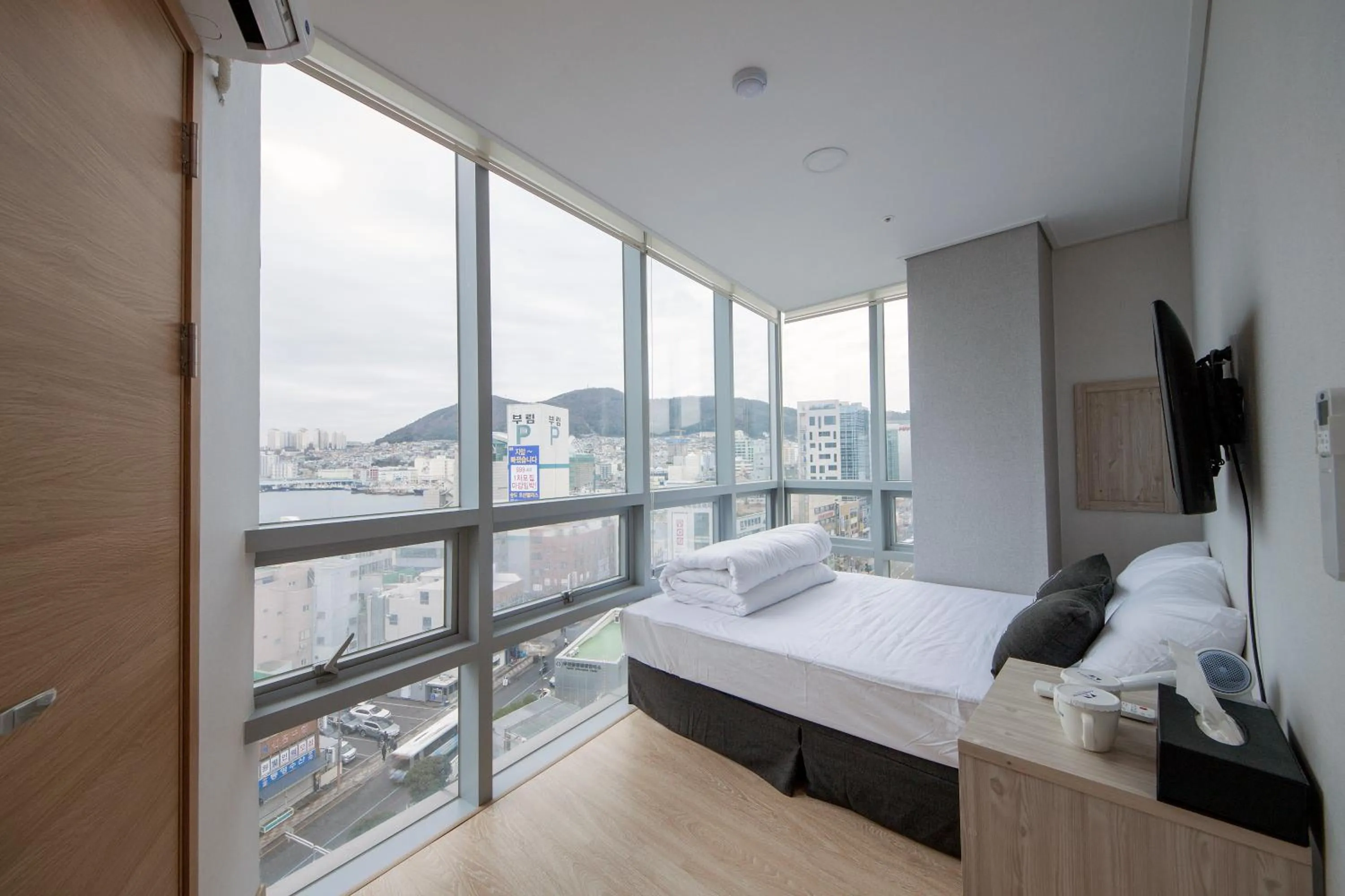 Bedroom, Bed in K-Guesthouse Premium Nampo 1