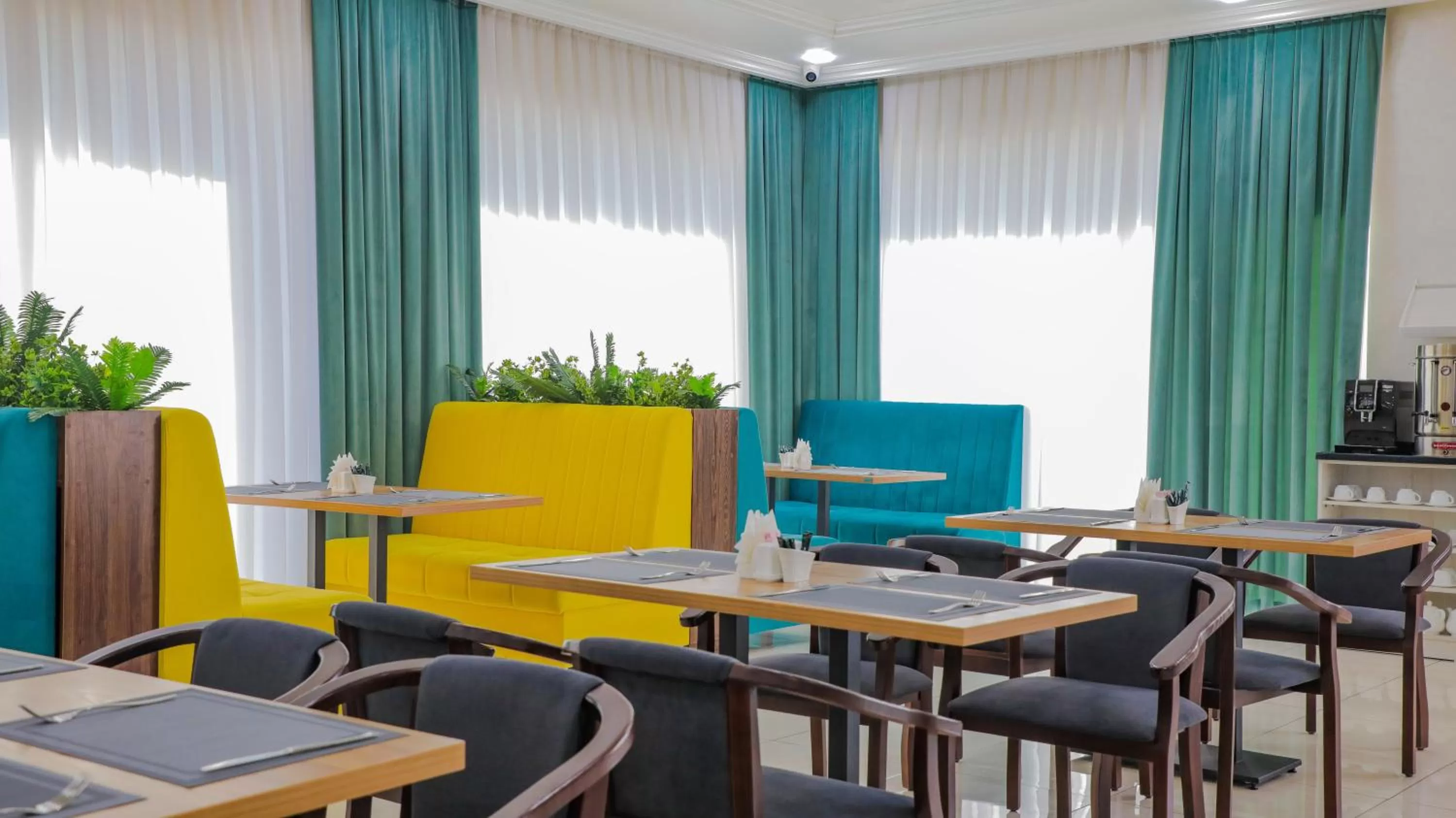 Restaurant/Places to Eat in Porto Bello Hotel