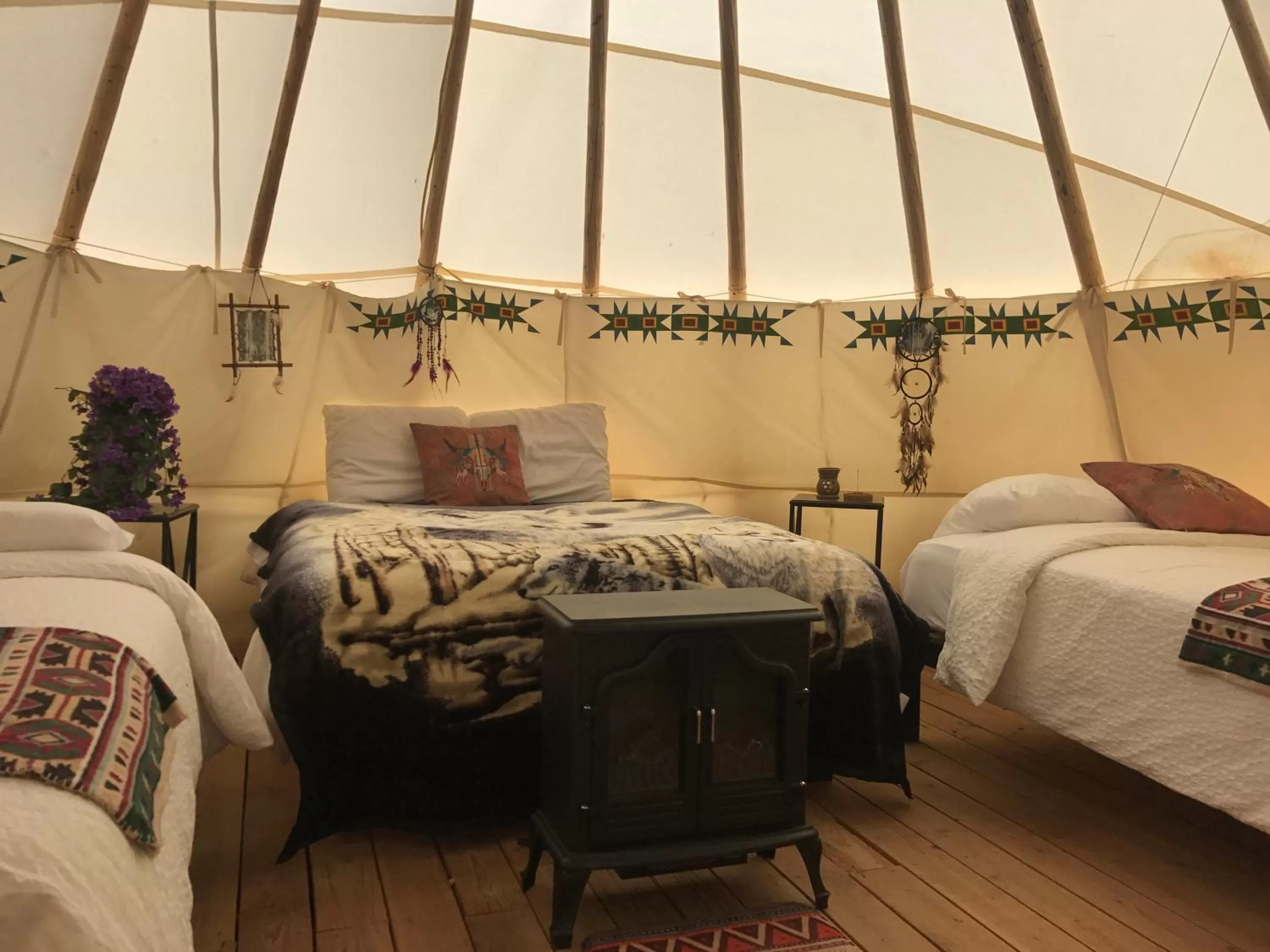 Bed in Olancha RV Park and Motel