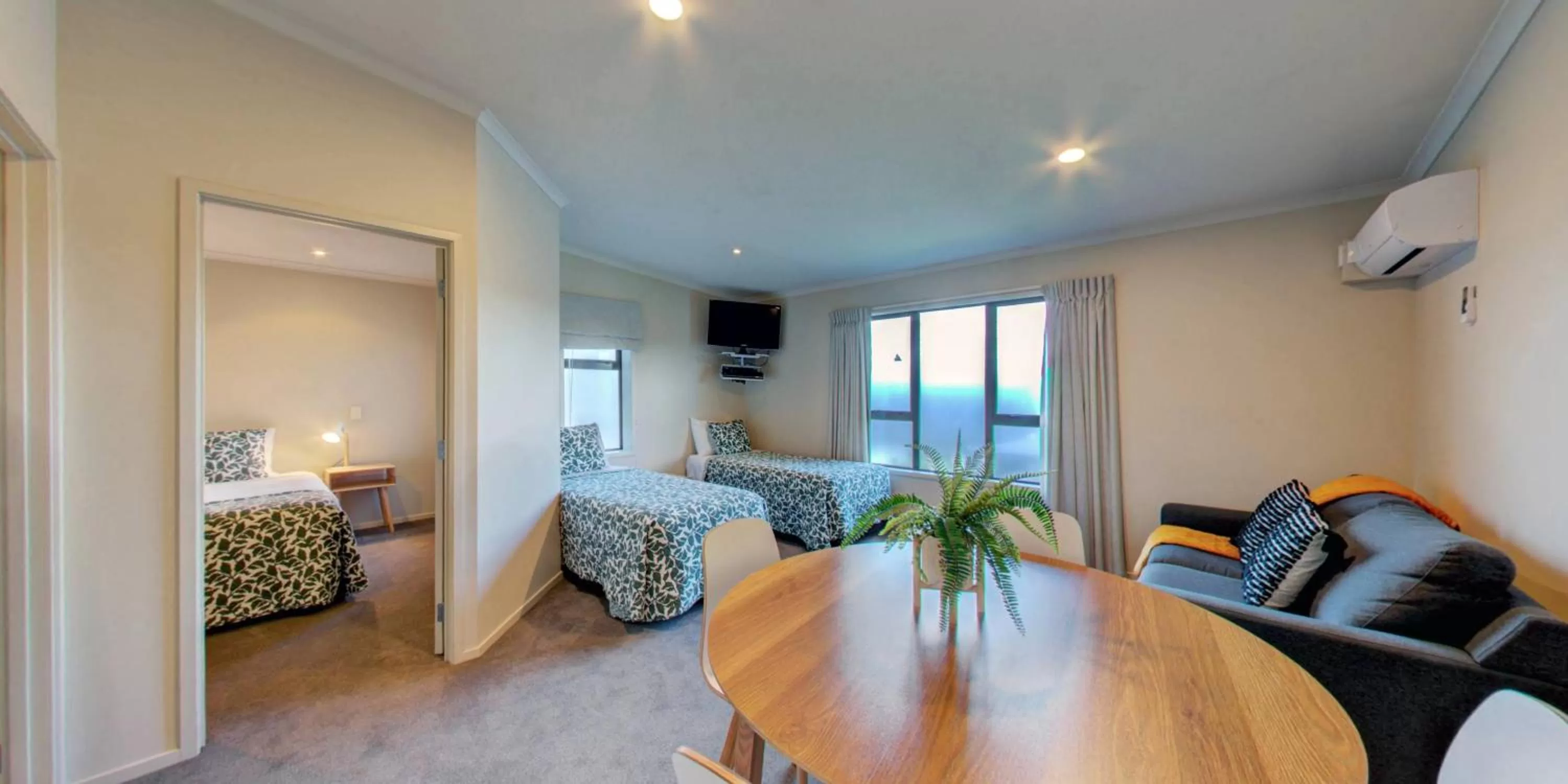 Living room, Bed in Alpine Lake Motel