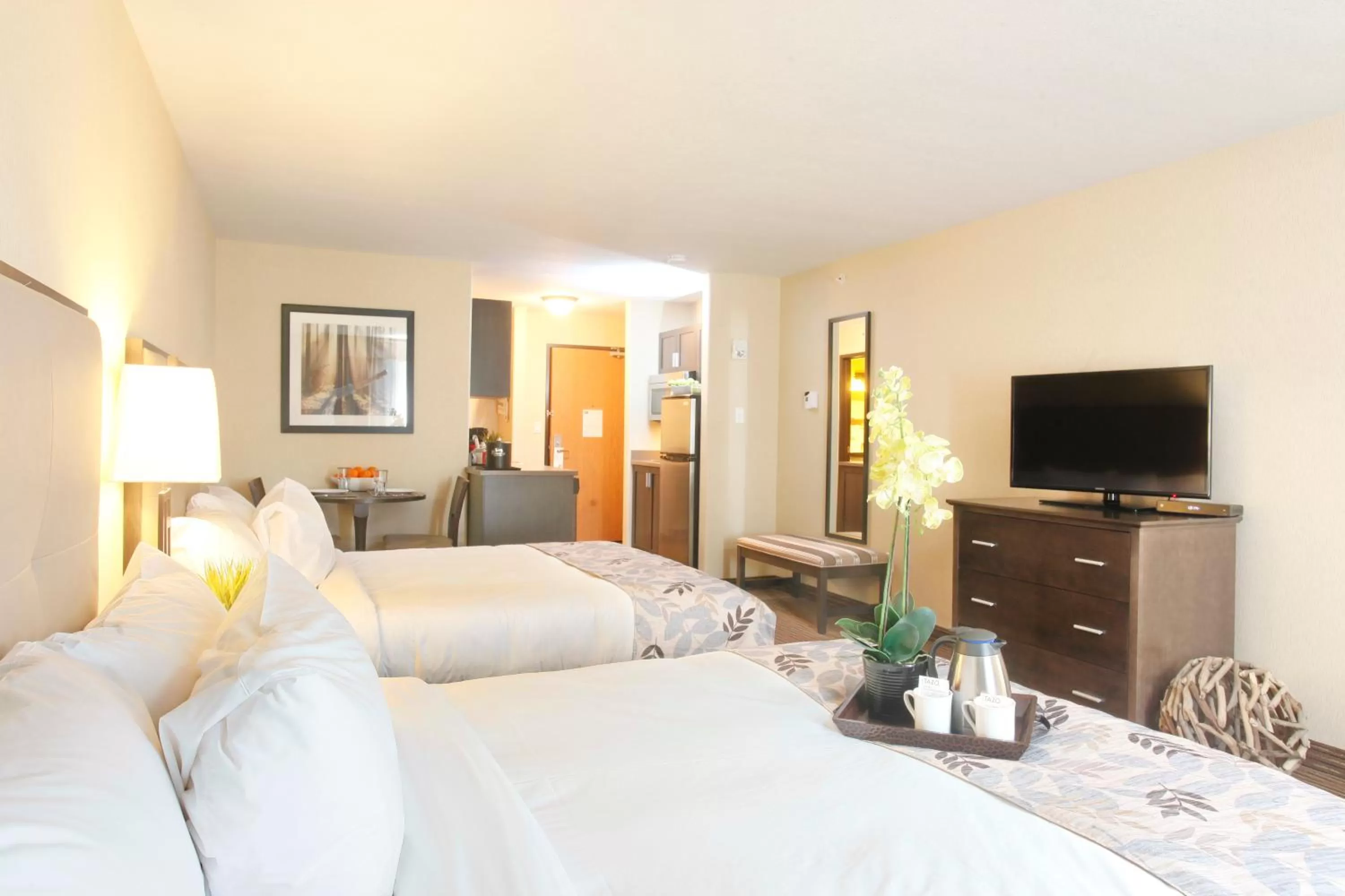 TV and multimedia, Bed in Pomeroy Inn & Suites at Olds College