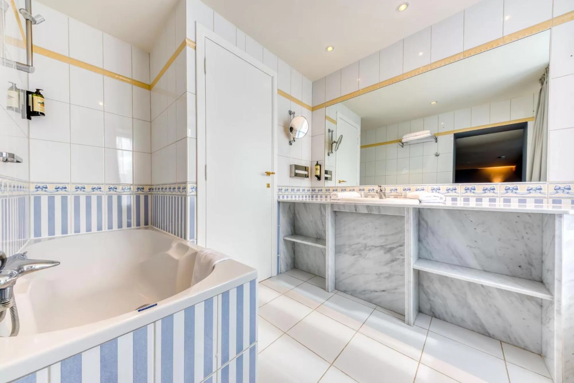 Shower in Hôtel Imperi'Ale