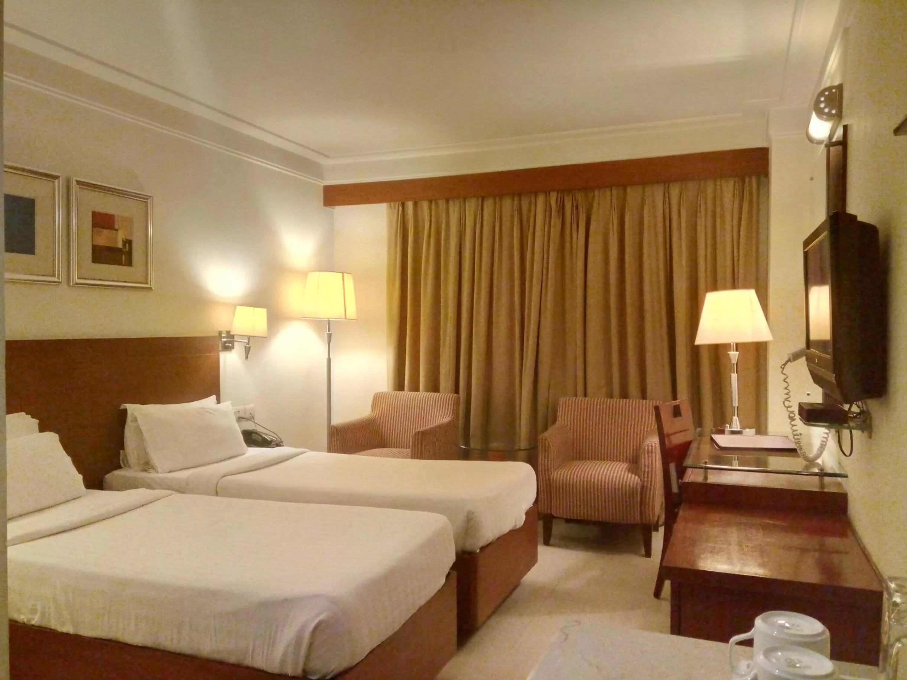 Photo of the whole room, Bed in Hampshire Plaza