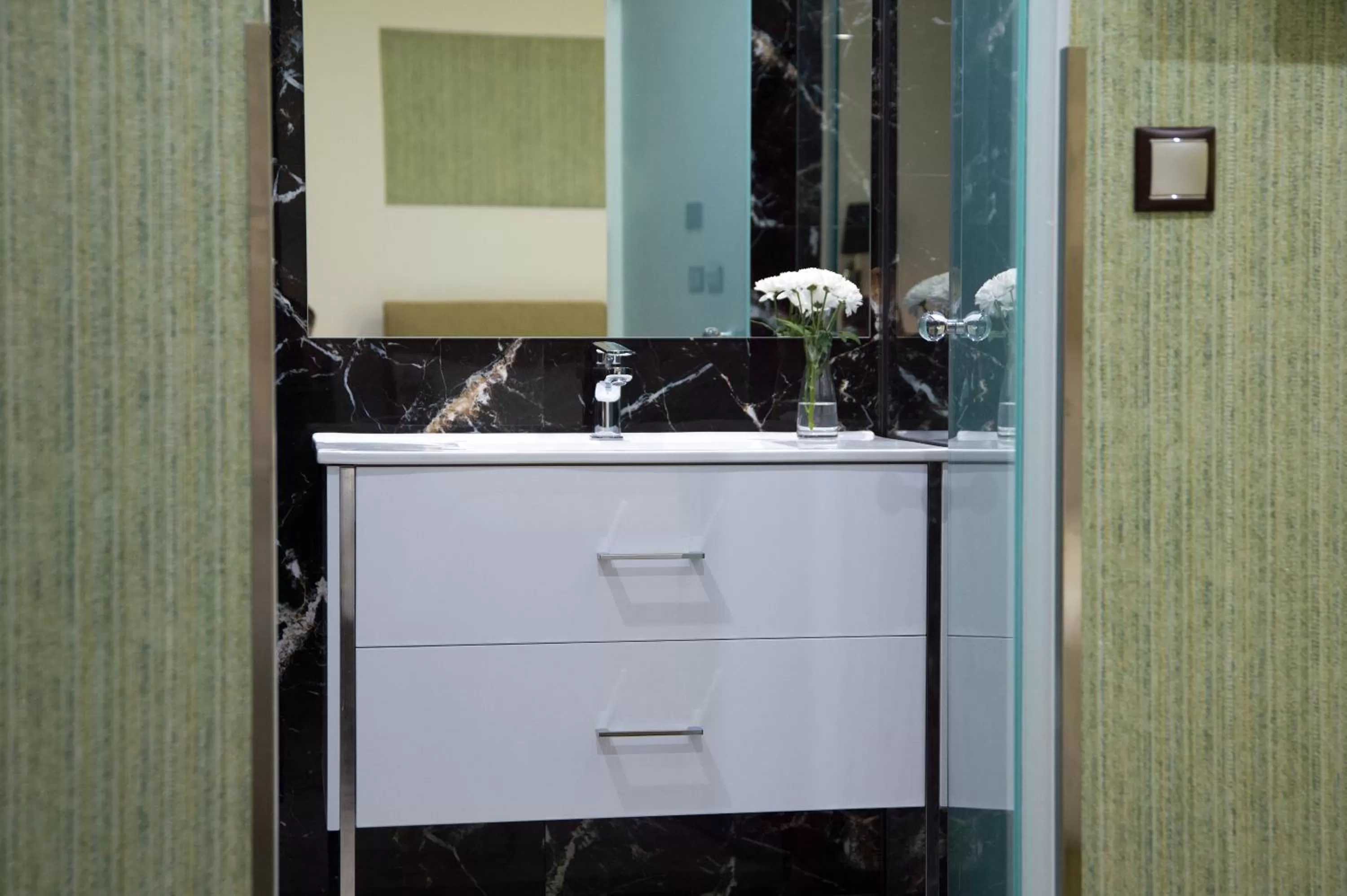 Shower in Athens Starlight Hotel