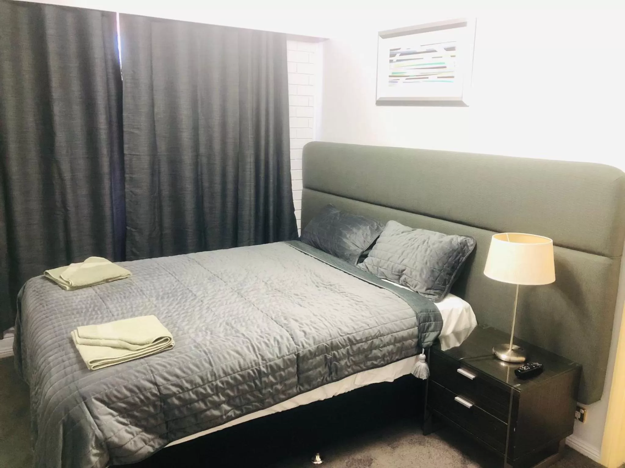 Bedroom, Bed in White Manor Motel