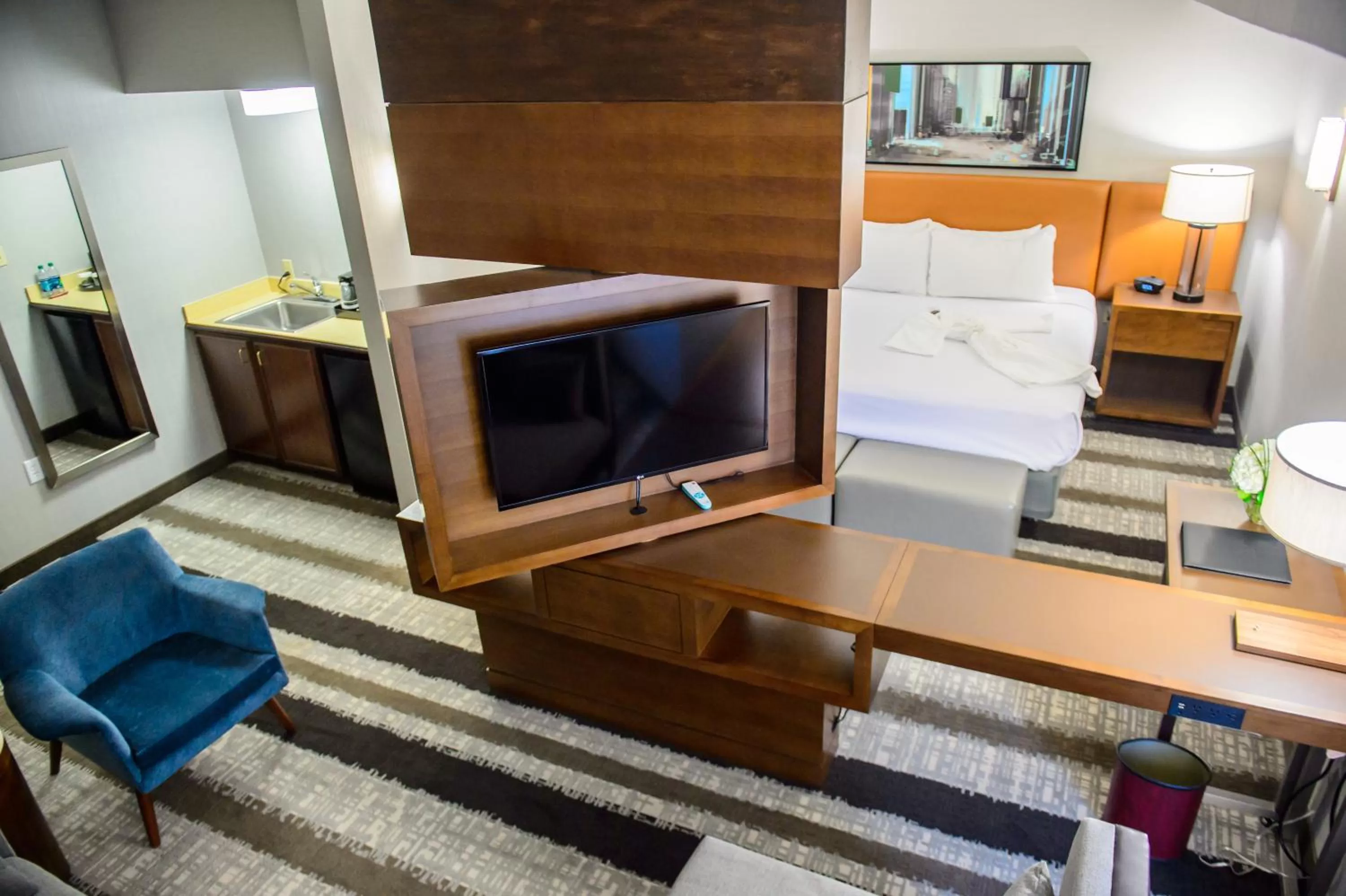 TV and multimedia, Bed in Crowne Plaza Dulles Airport by IHG