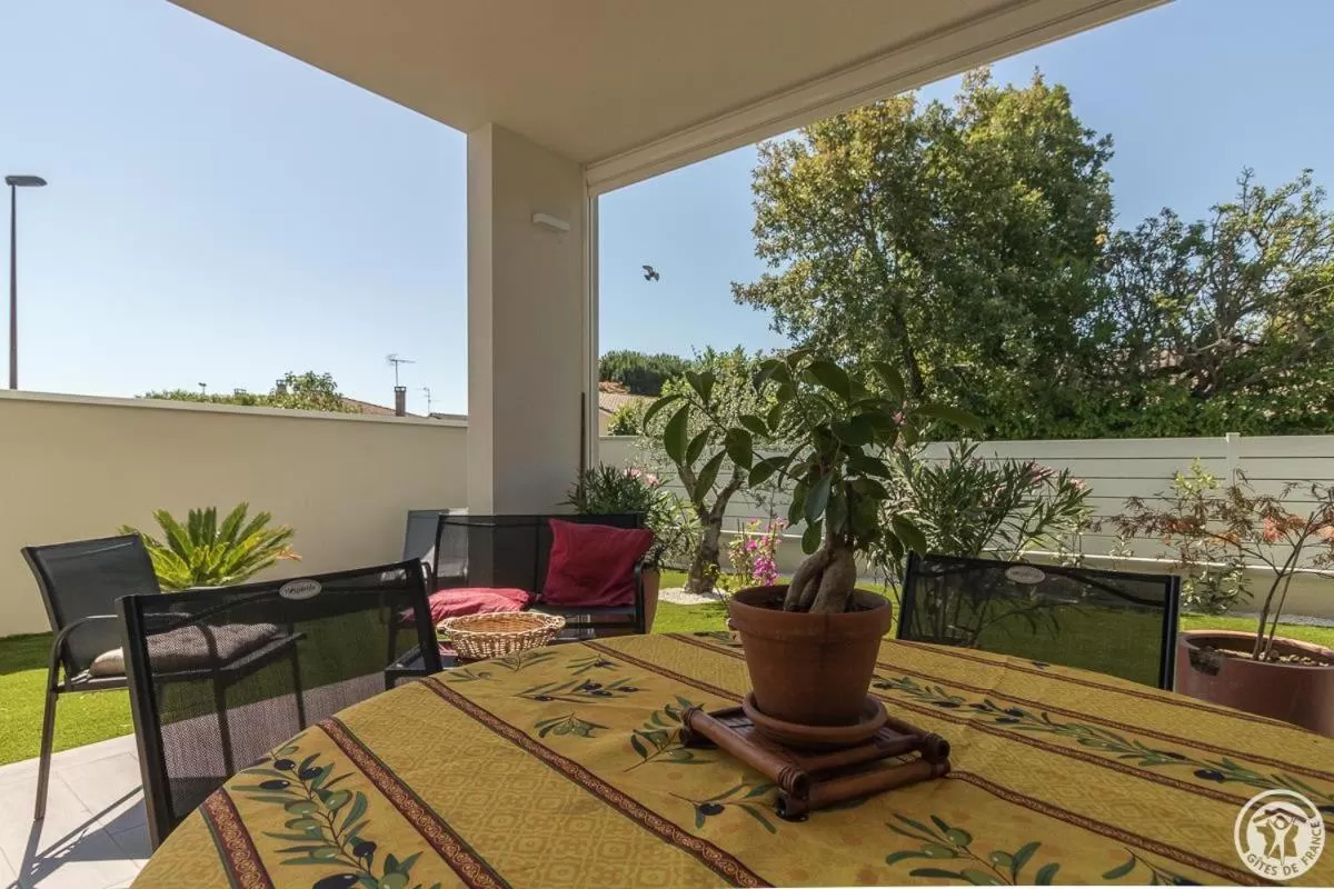 Seating area, Balcony/Terrace in COSY LODGE TOULOUSE