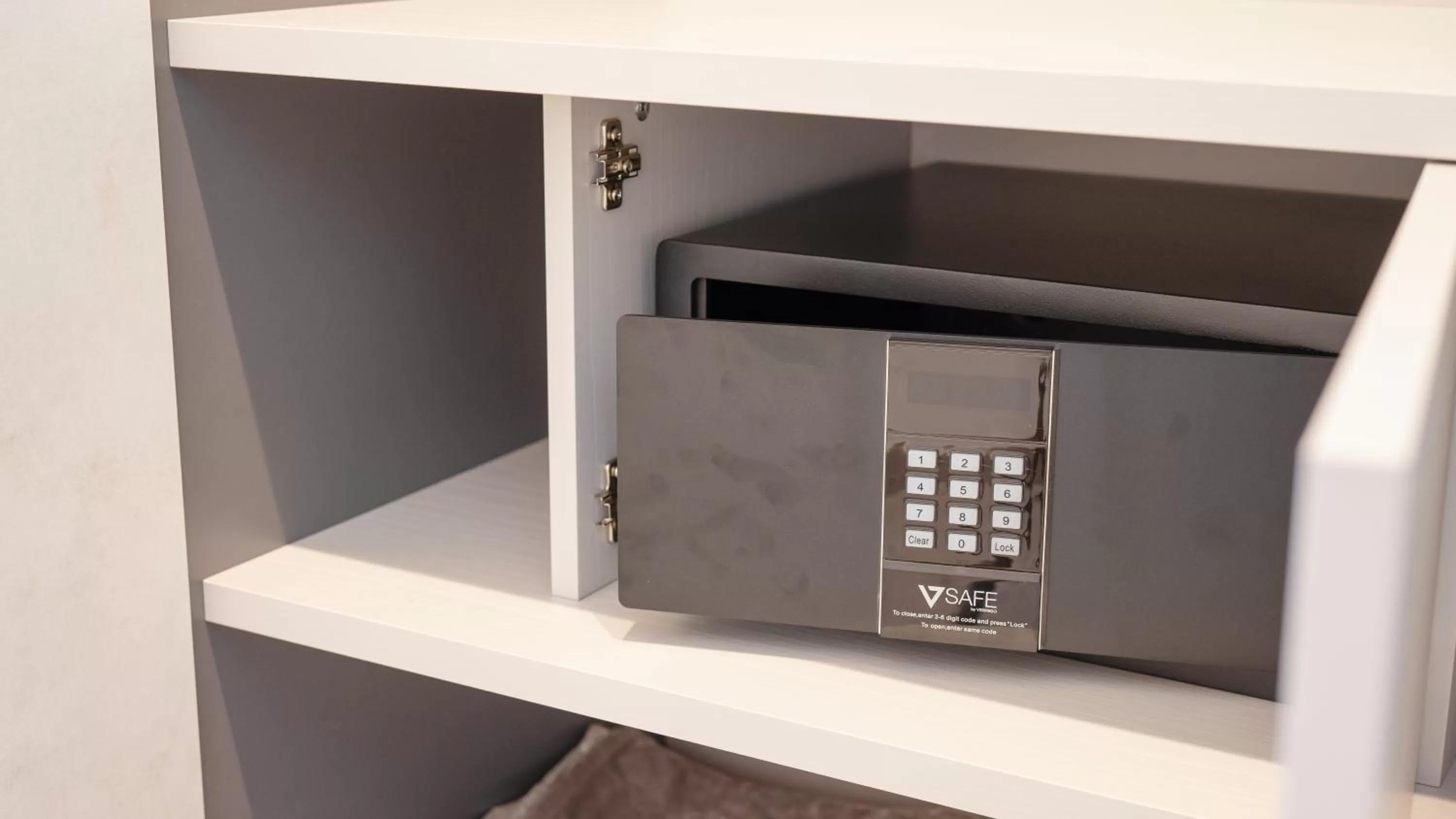 safe, TV/Entertainment Center in Palermo Historia