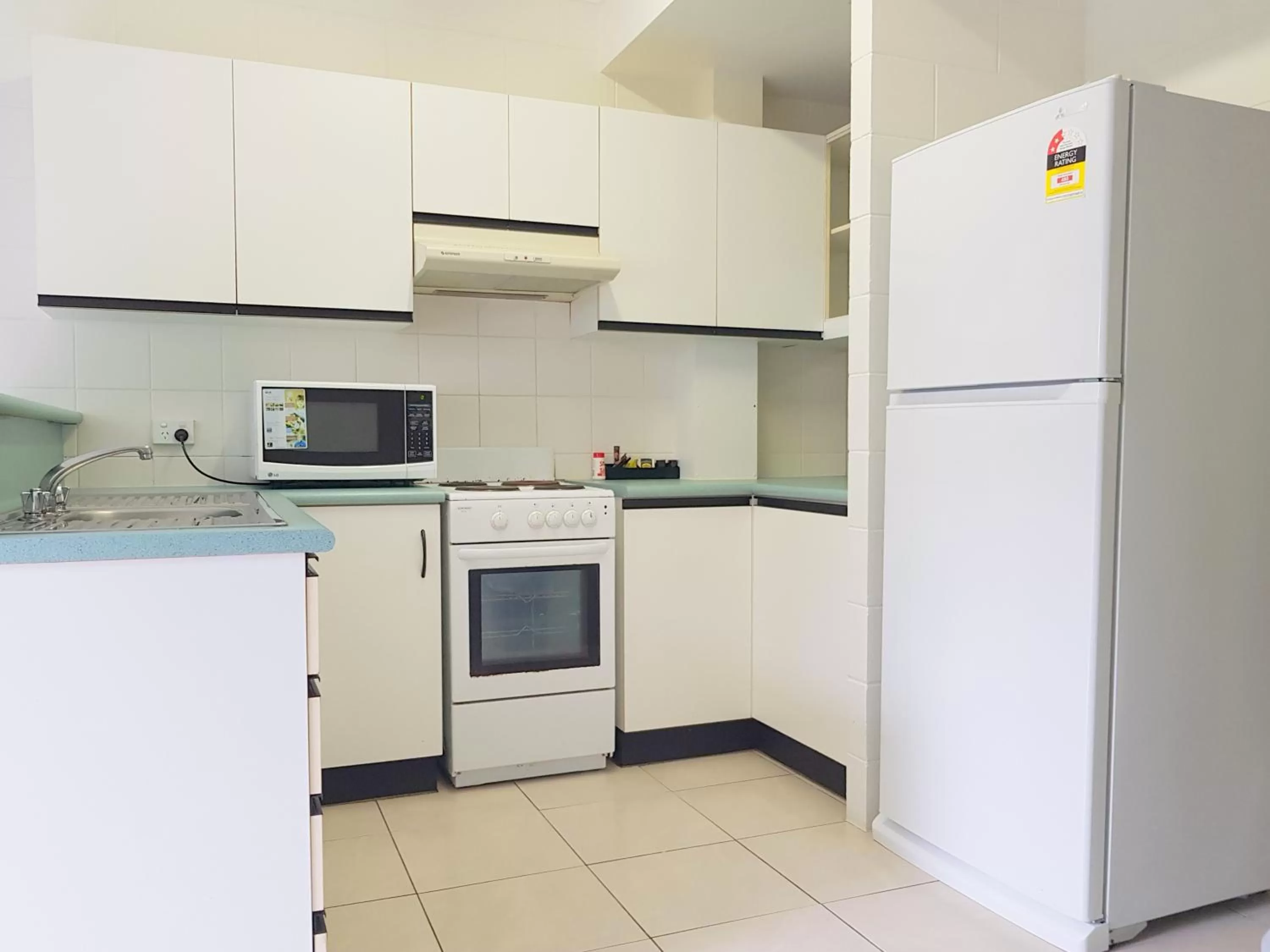 Kitchen or kitchenette in Mango Tree Holiday Apartments