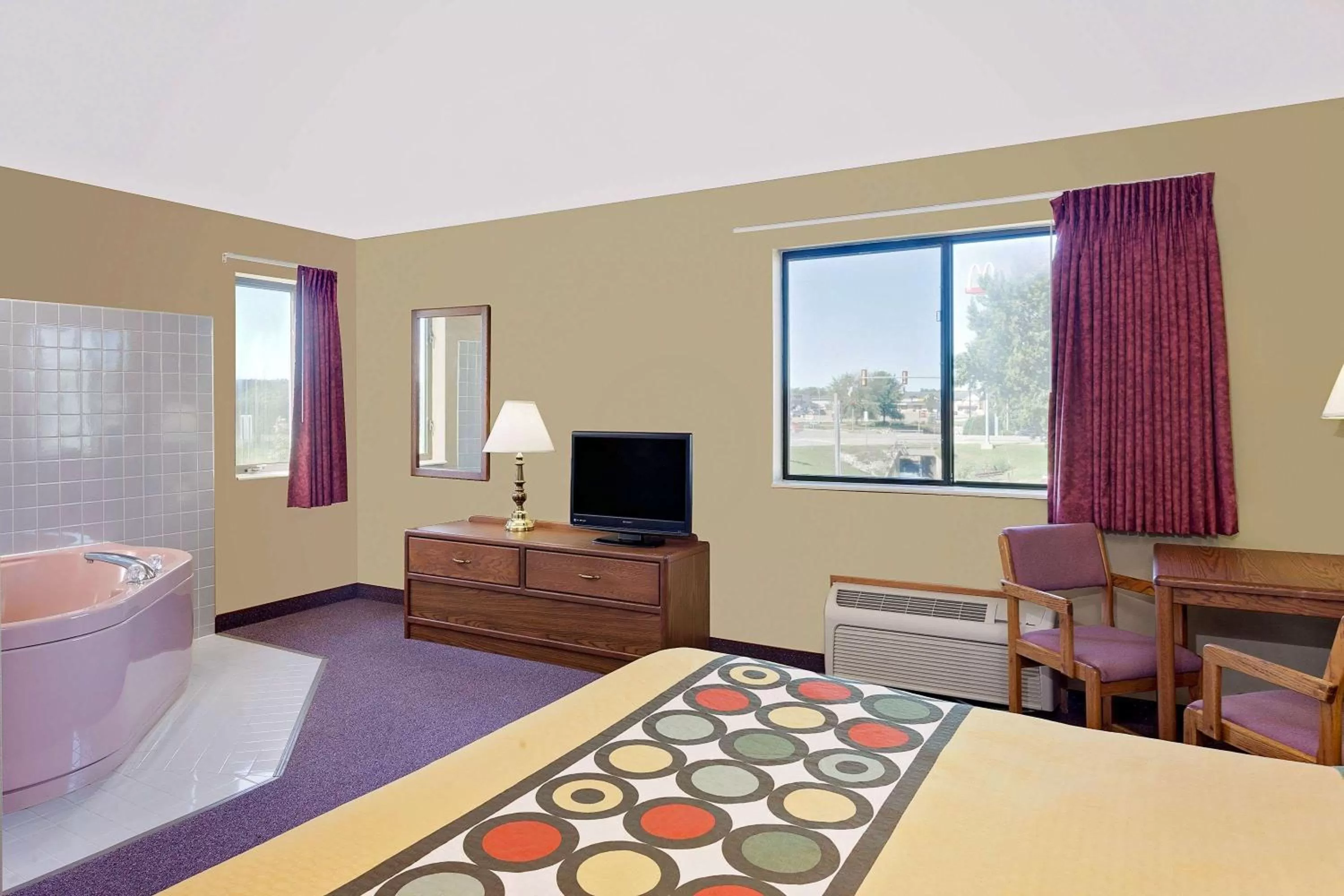 Deluxe King Suite - Non-Smoking in Super 8 by Wyndham Dyersville