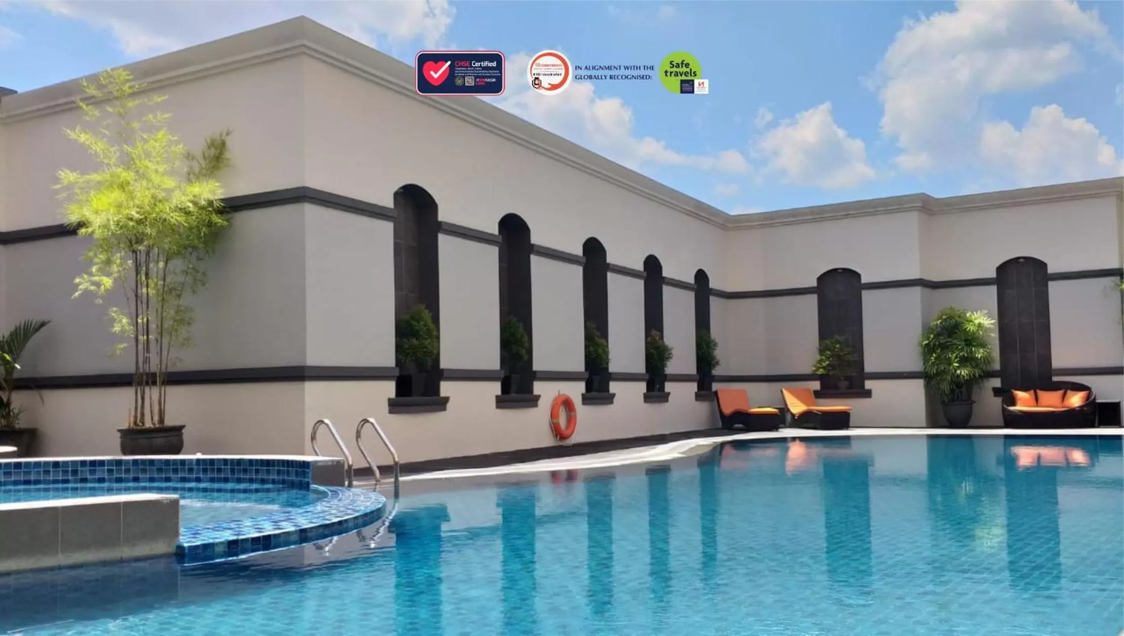 Swimming pool in Swiss-Belhotel Borneo Samarinda