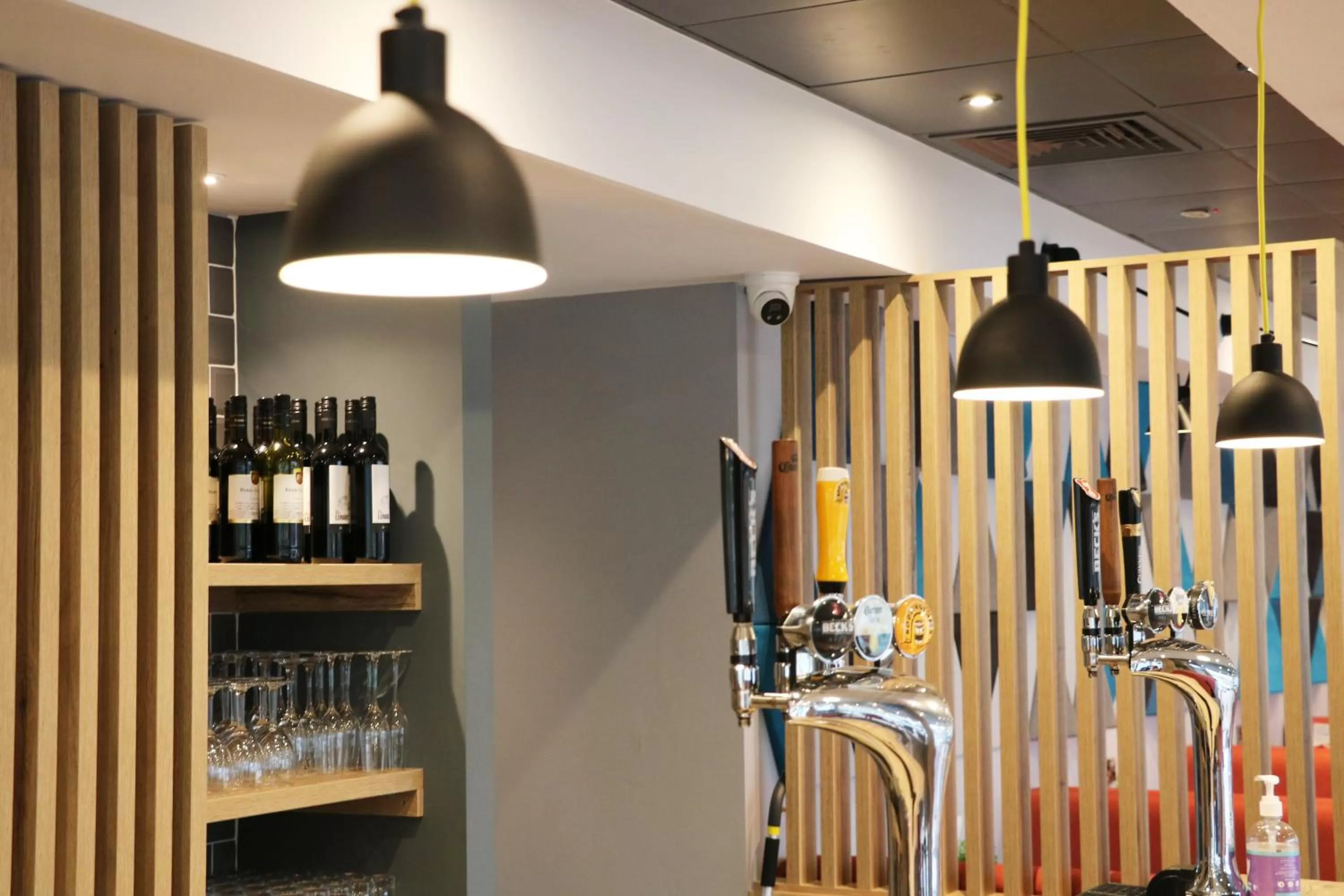 Lounge or bar in Holiday Inn Express, Chester Racecourse by IHG