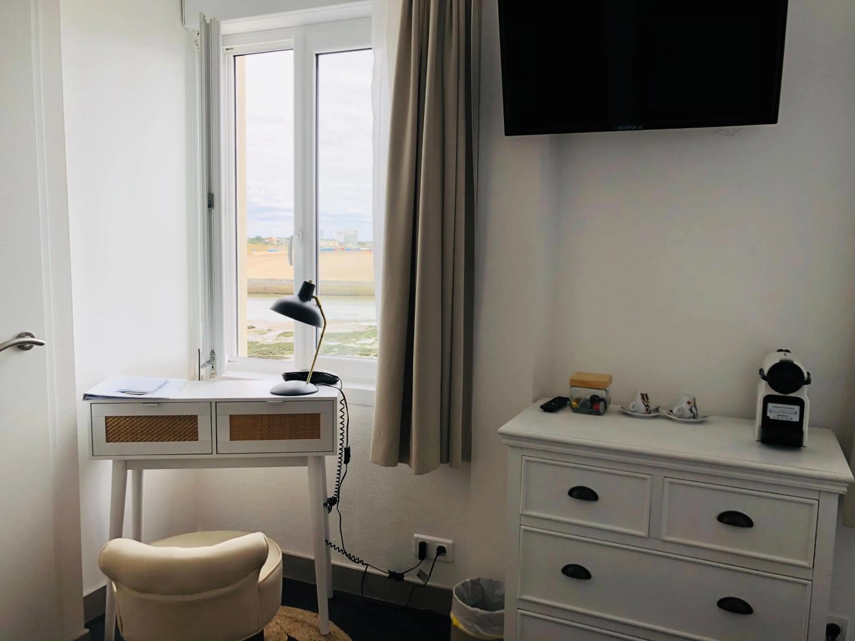 TV and multimedia in Logis Hôtel Sea View