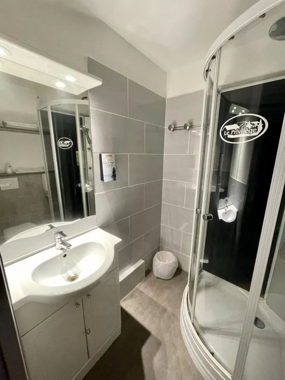 Shower in Hôtel Restaurant le Privilège - authentic by balladins