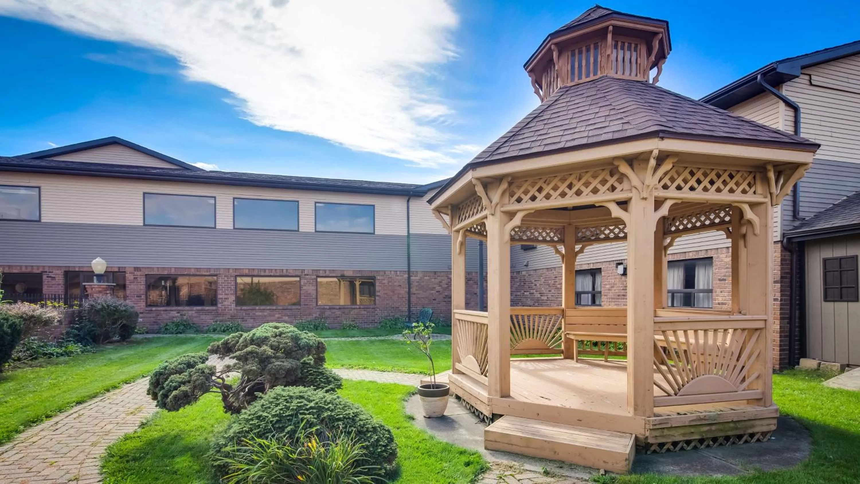 Garden in Best Western Lapeer Inn