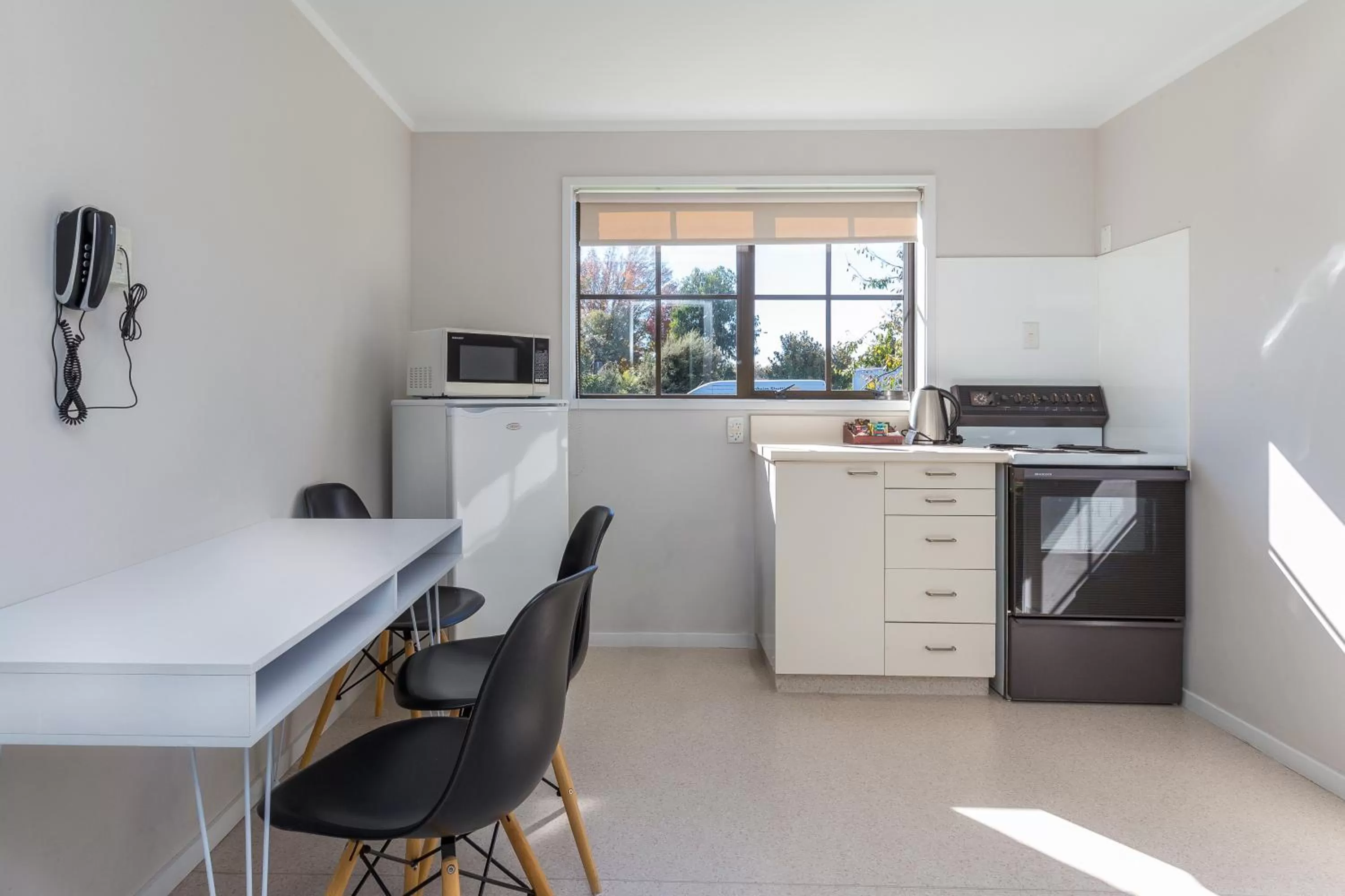 Kitchen or kitchenette in Cherylea Motel