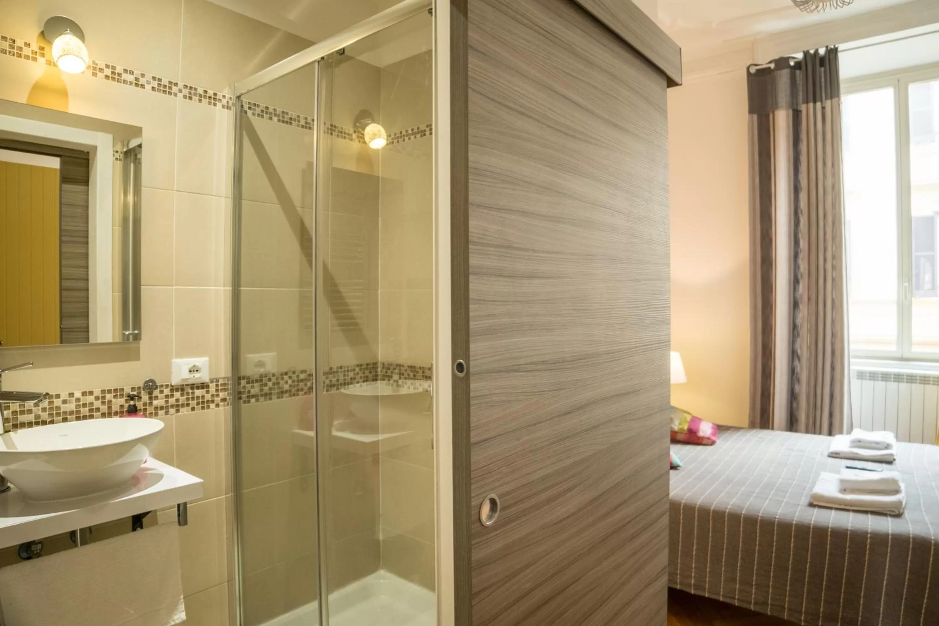 Shower, Bed in Sesto Suites Central