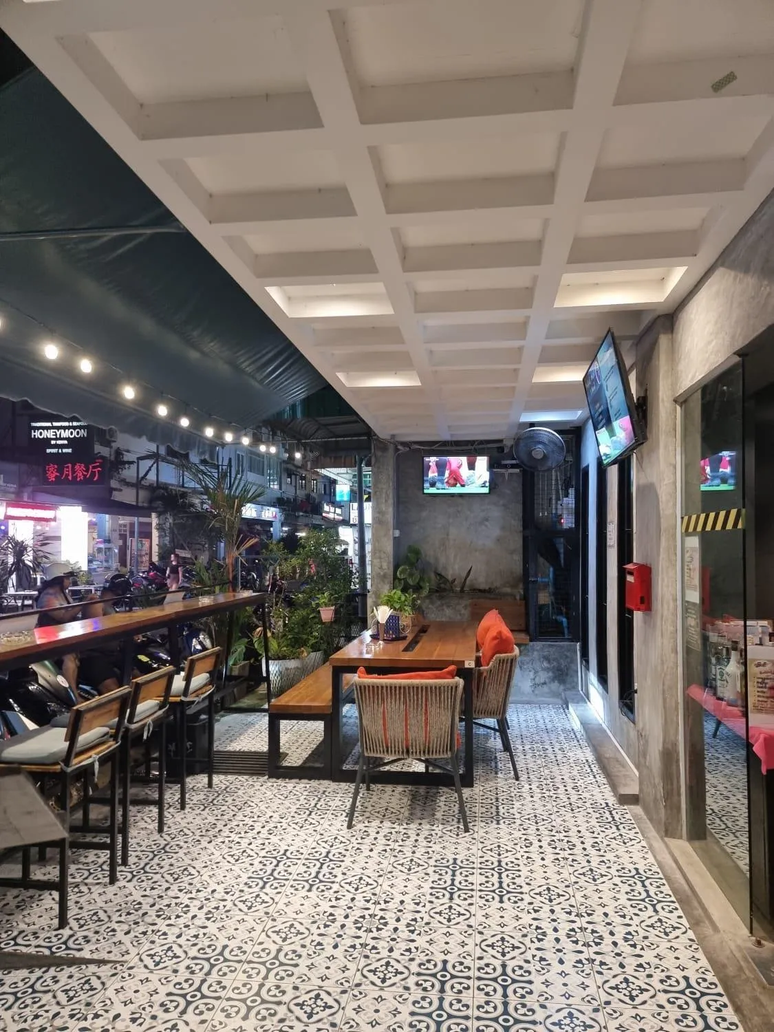 Restaurant/places to eat in BH Baan Paradise Hotel Patong