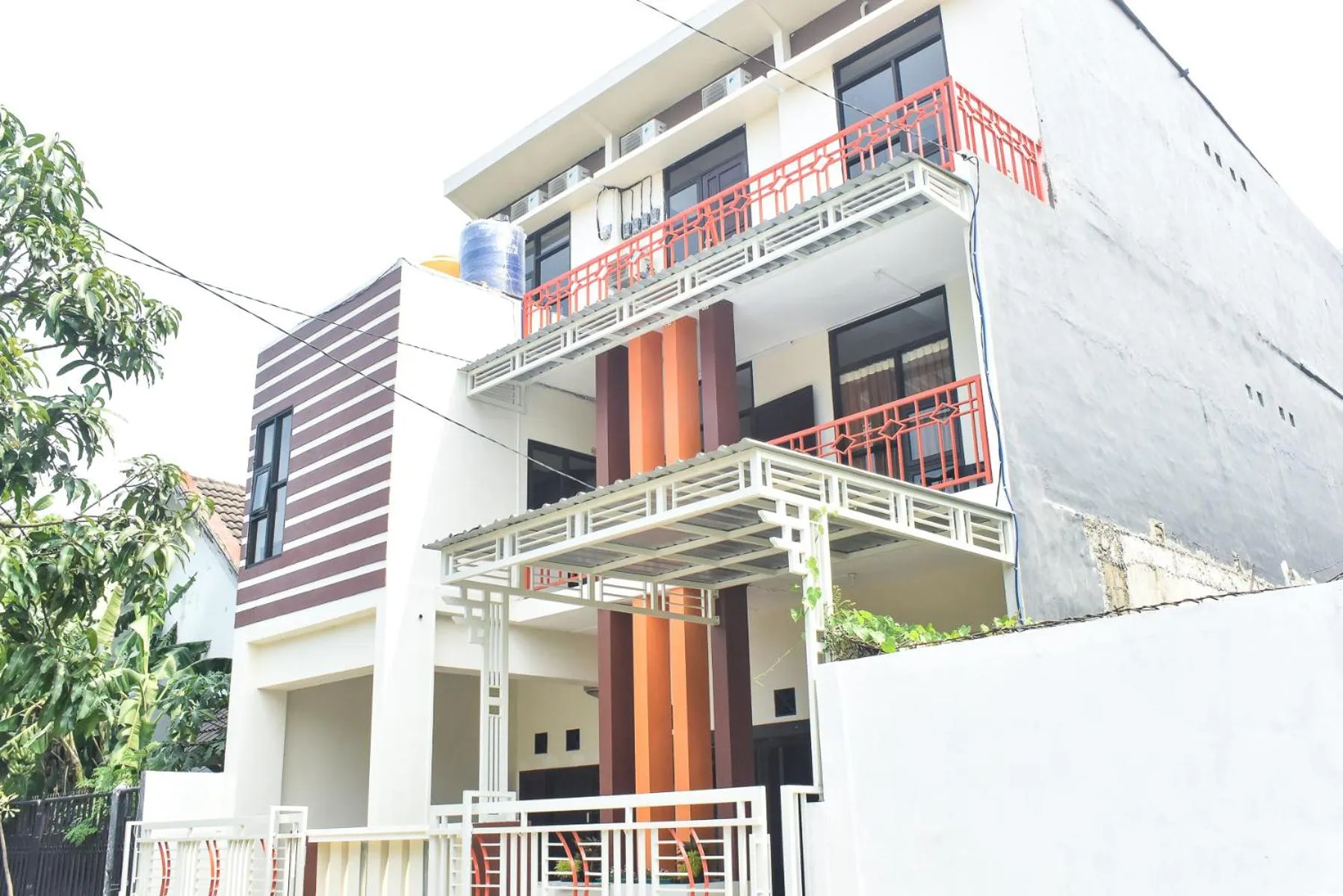 Facade/entrance in RedDoorz Syariah near Gelora Delta Sidoarjo 2