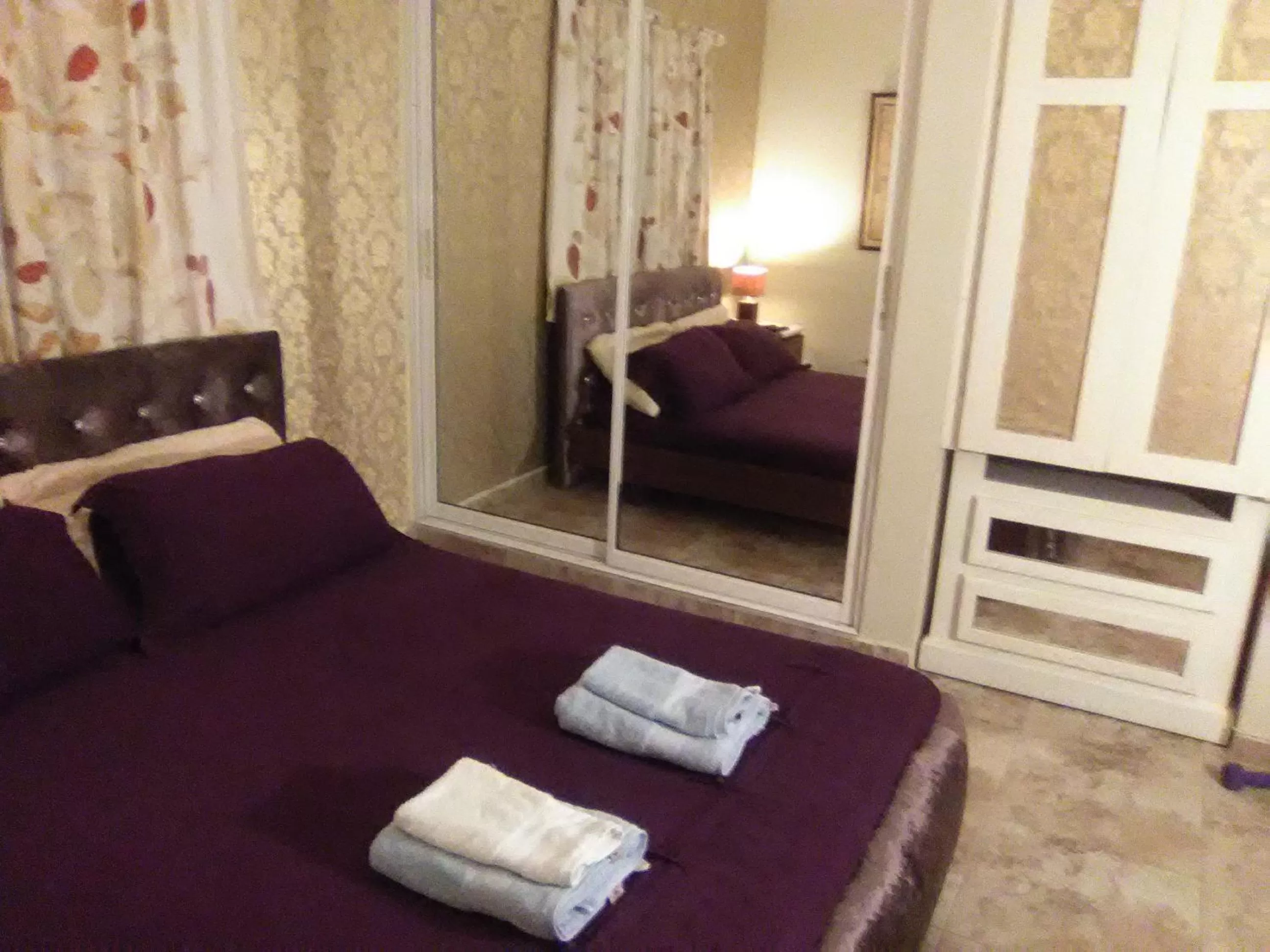 Decorative detail, Bed in Nely y Pietro share apartment