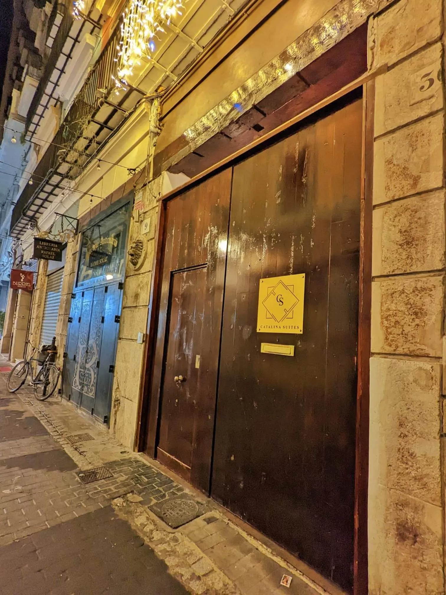 Facade/entrance in Catalina Suites