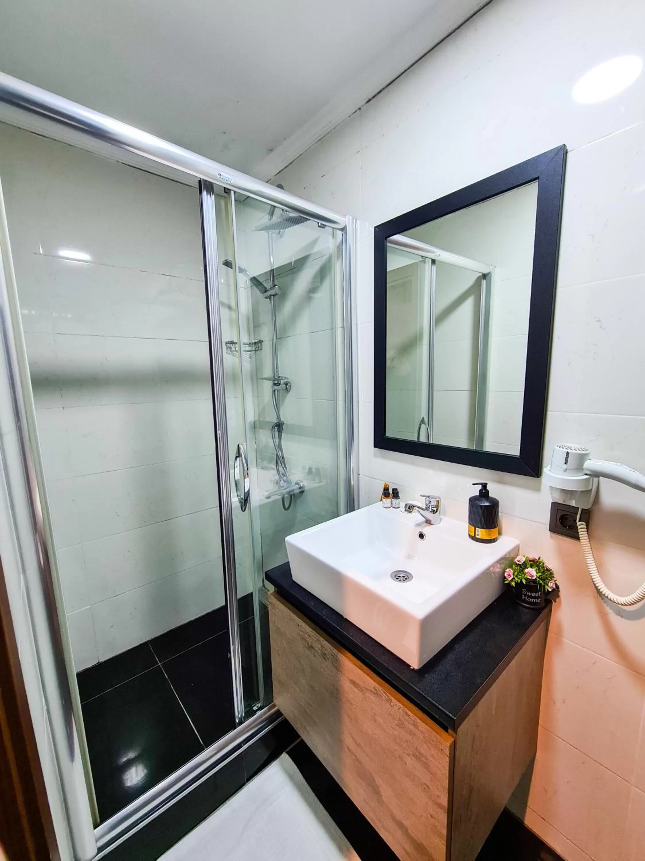 Shower in The Wilson Galata Hotel